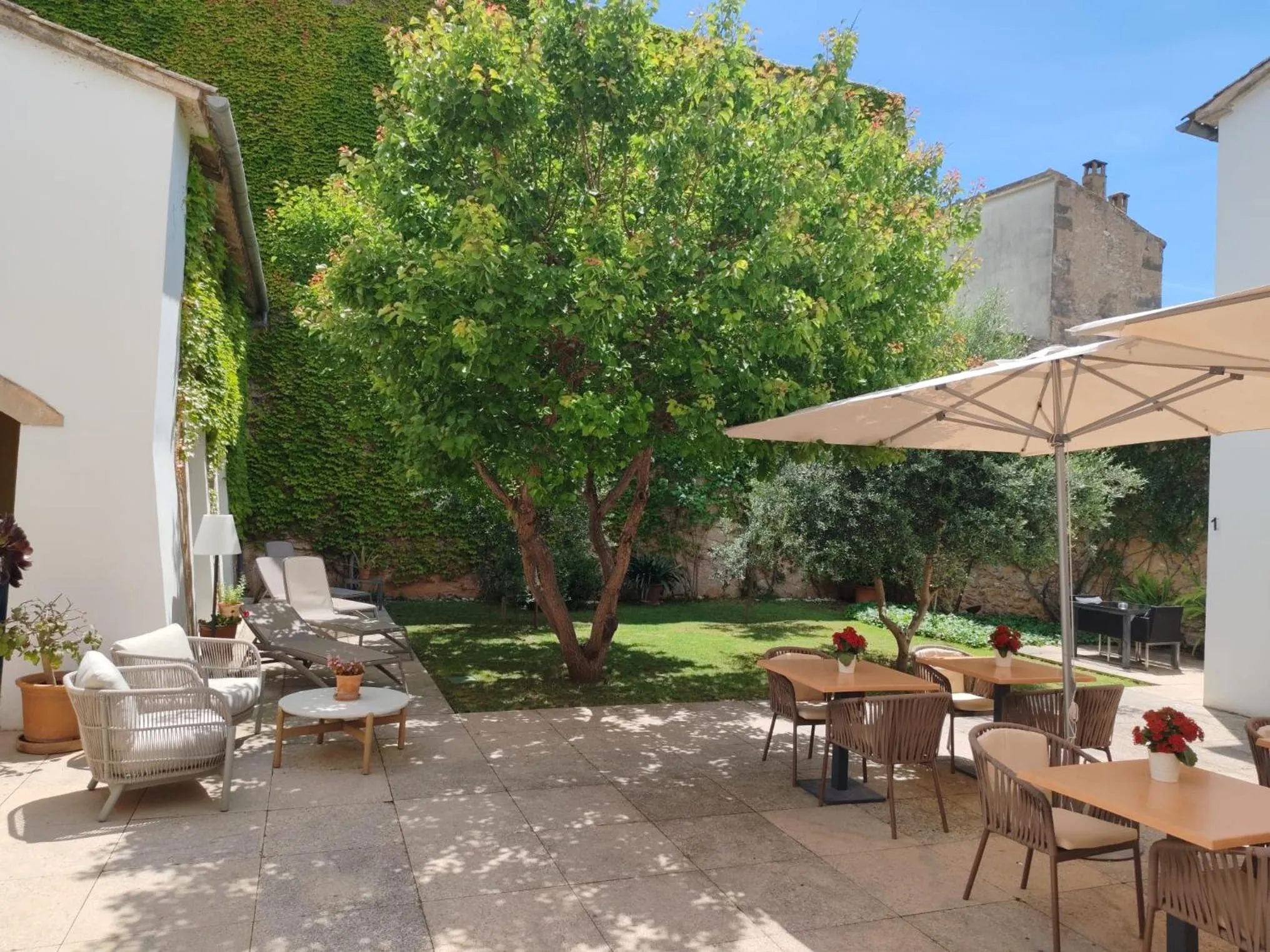 Property building in Hotel Can Moragues