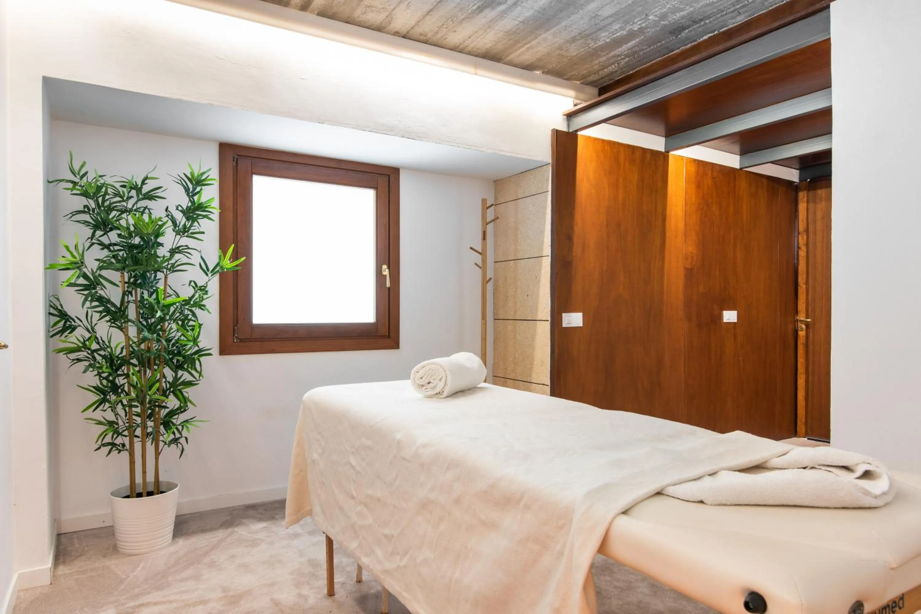 Seasons, Bed in Hotel Can Moragues