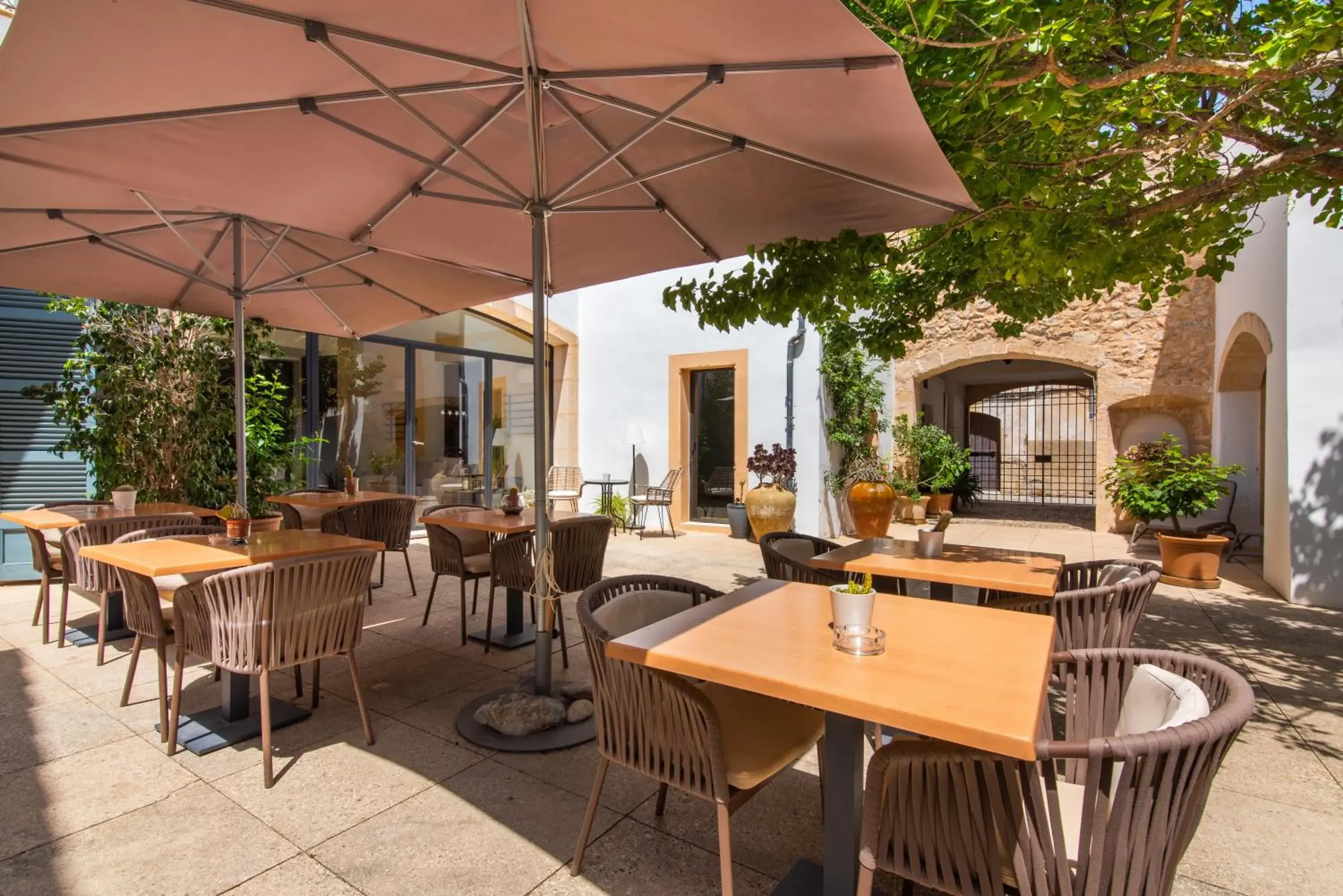 Property building in Hotel Can Moragues Property building in Hotel Can Moragues