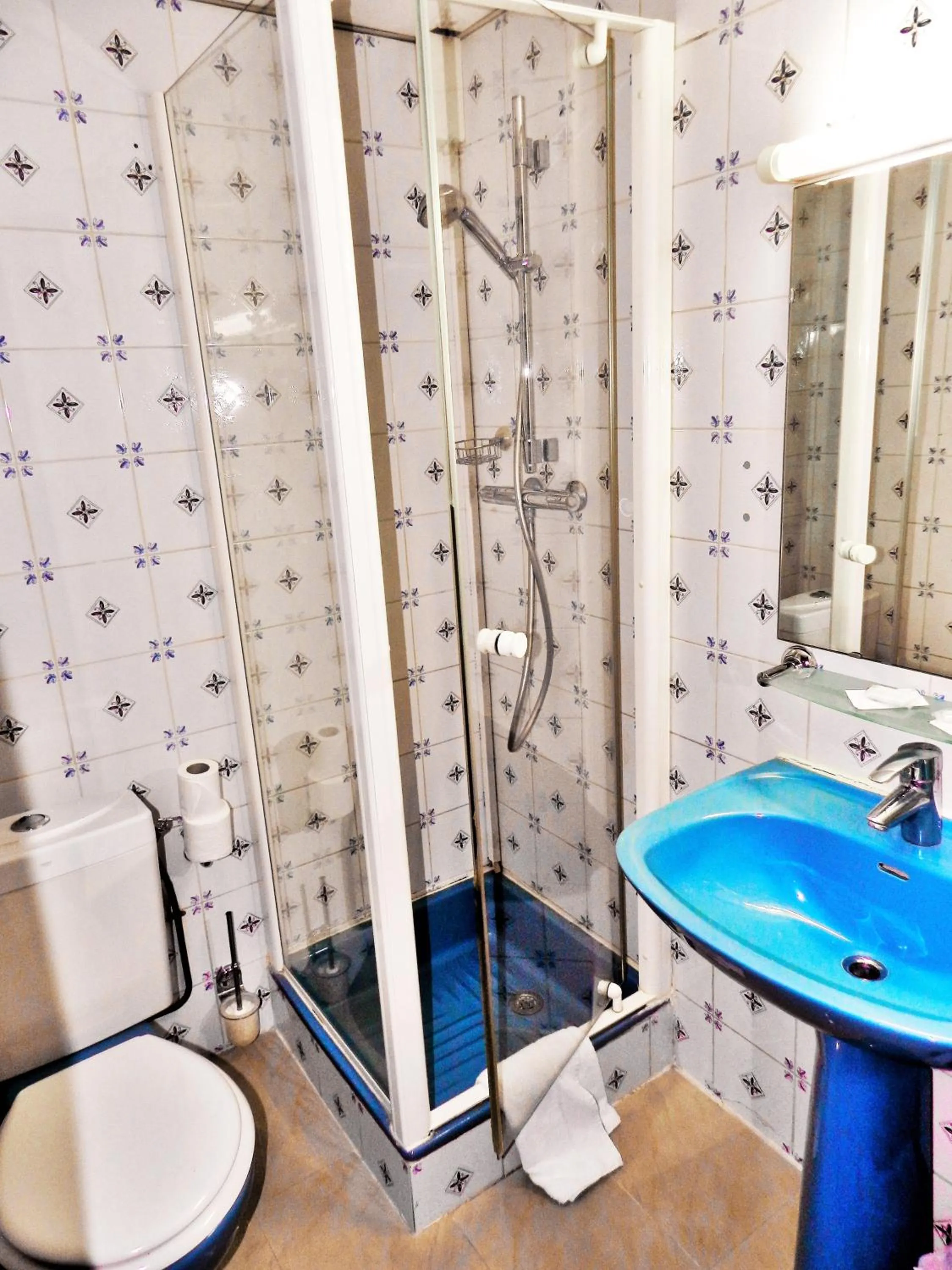 Bathroom in Antares hostel