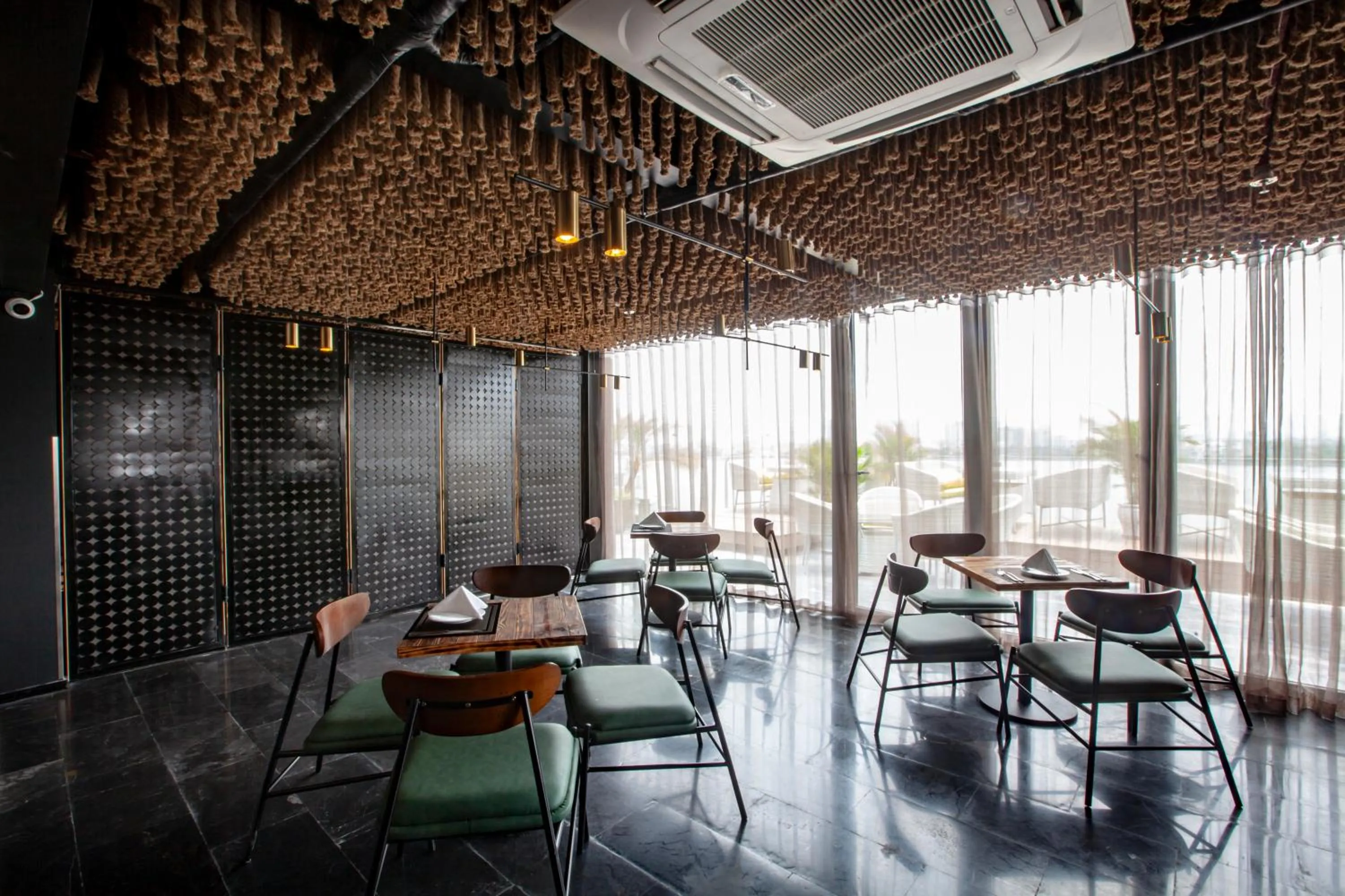 Restaurant/places to eat in Parosand Hanoi Hotel