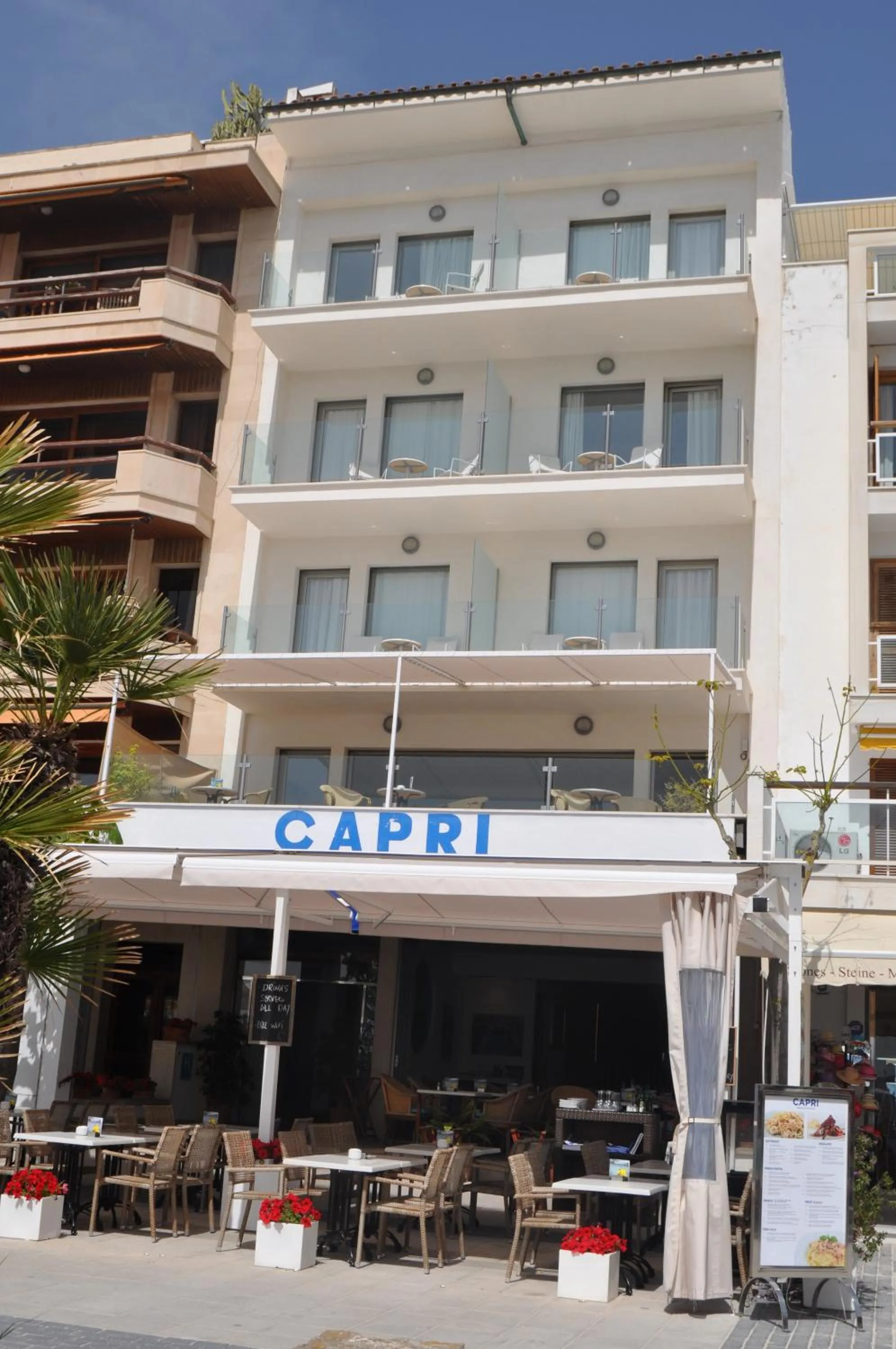 Facade/entrance in Hotel Capri