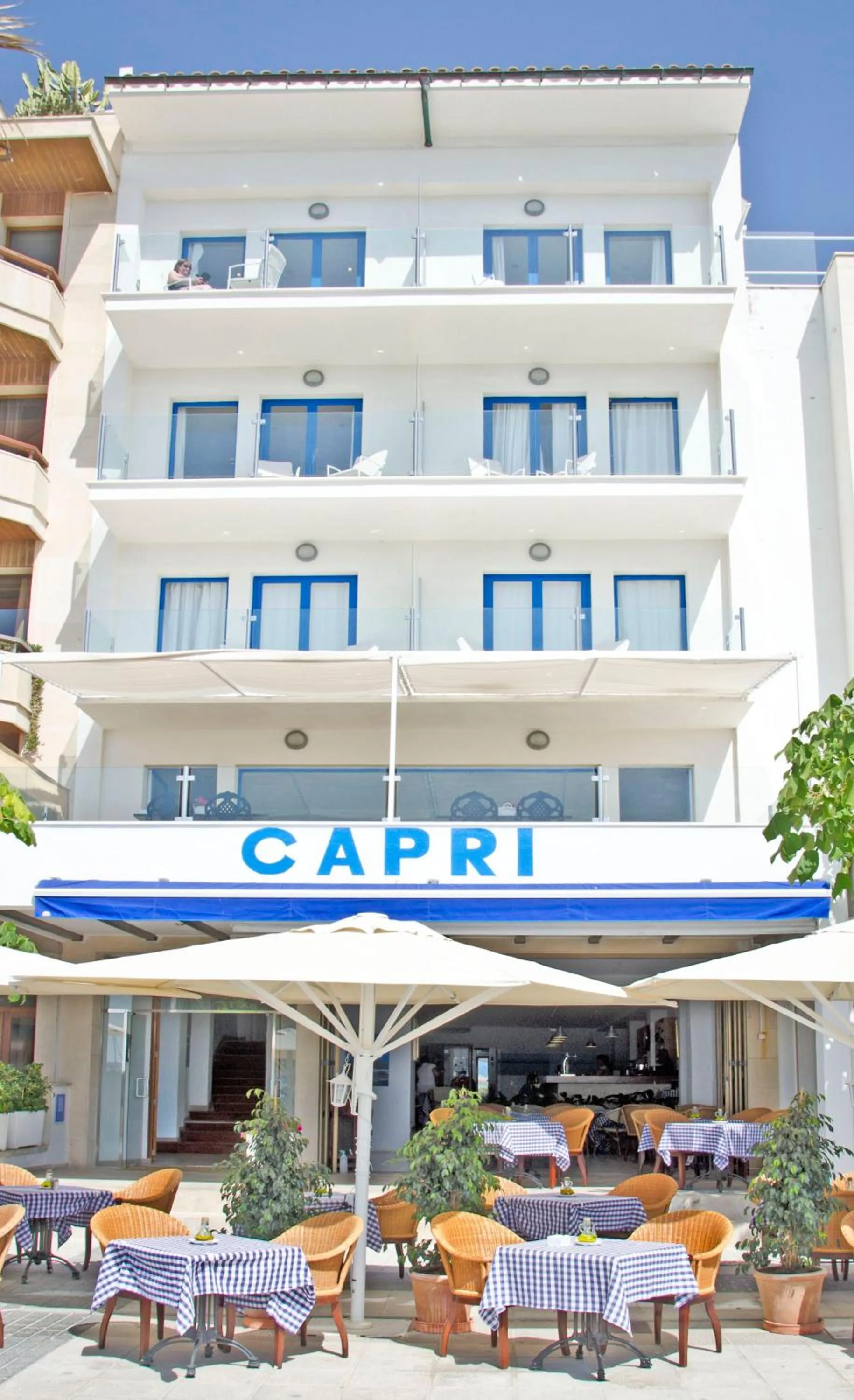 Facade/entrance in Hotel Capri