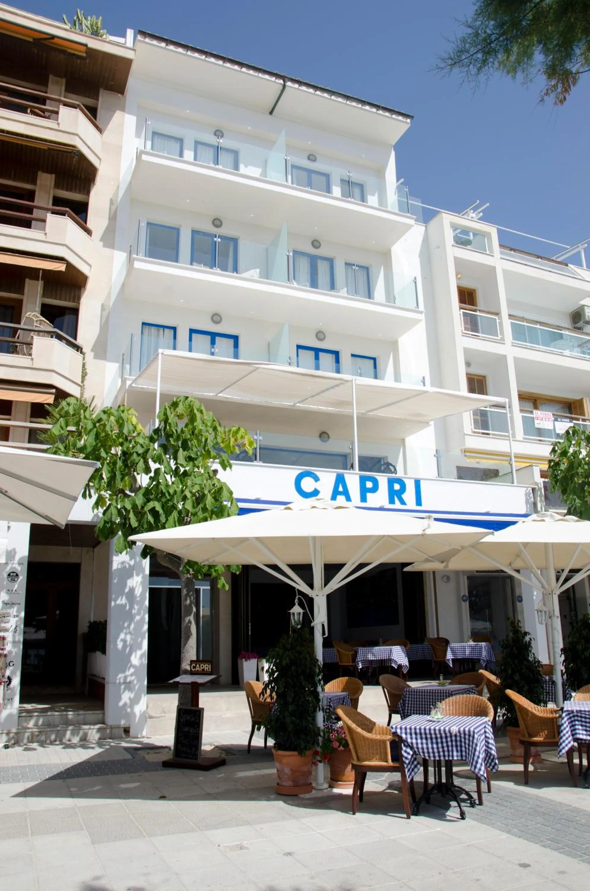 Facade/entrance in Hotel Capri