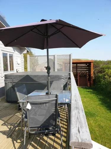 Ruth's Retreat Shropshire Countryside Lodge with private hot tub & great views