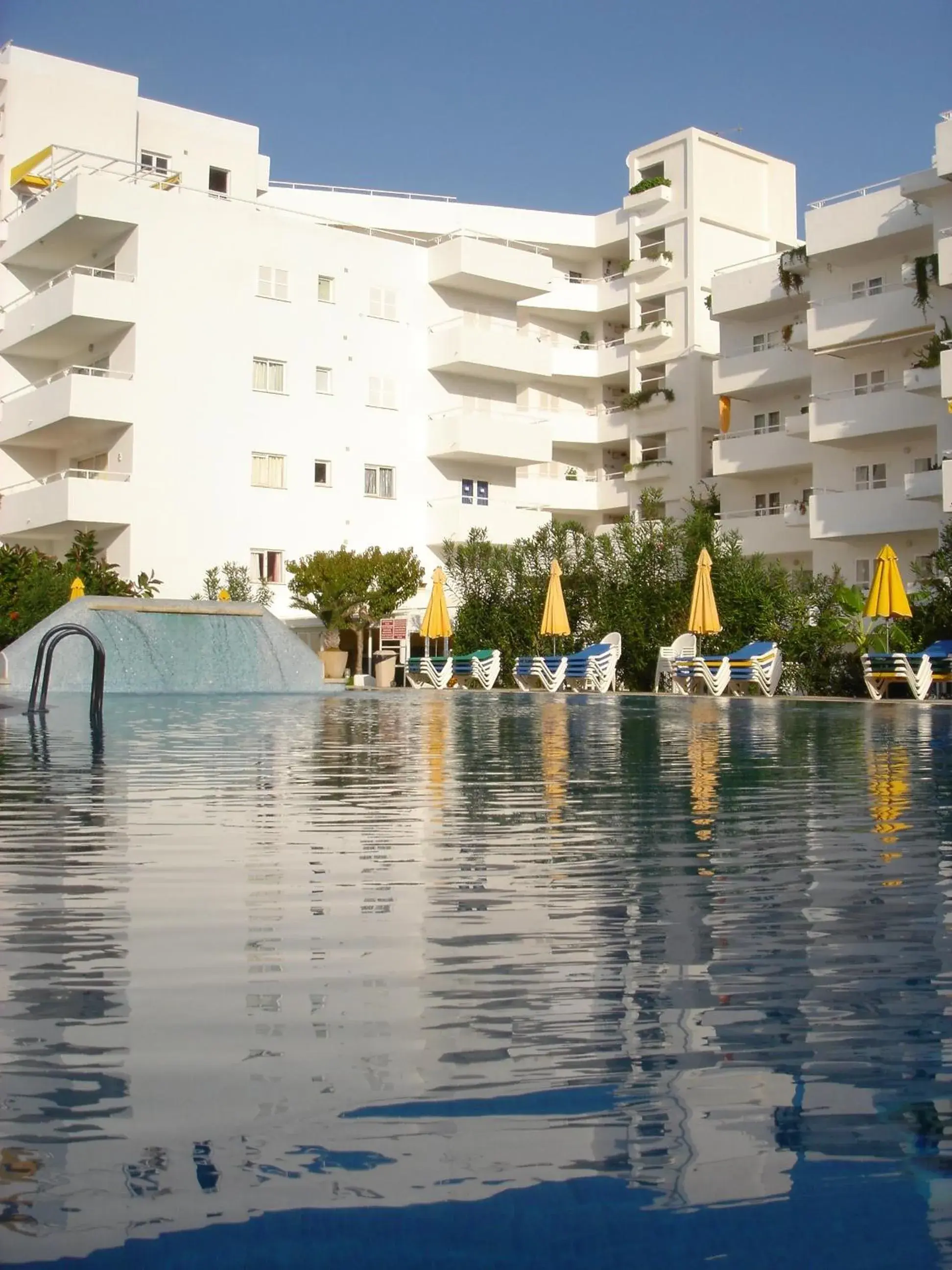 Property building in Hamilton Court Property building in Hamilton Court