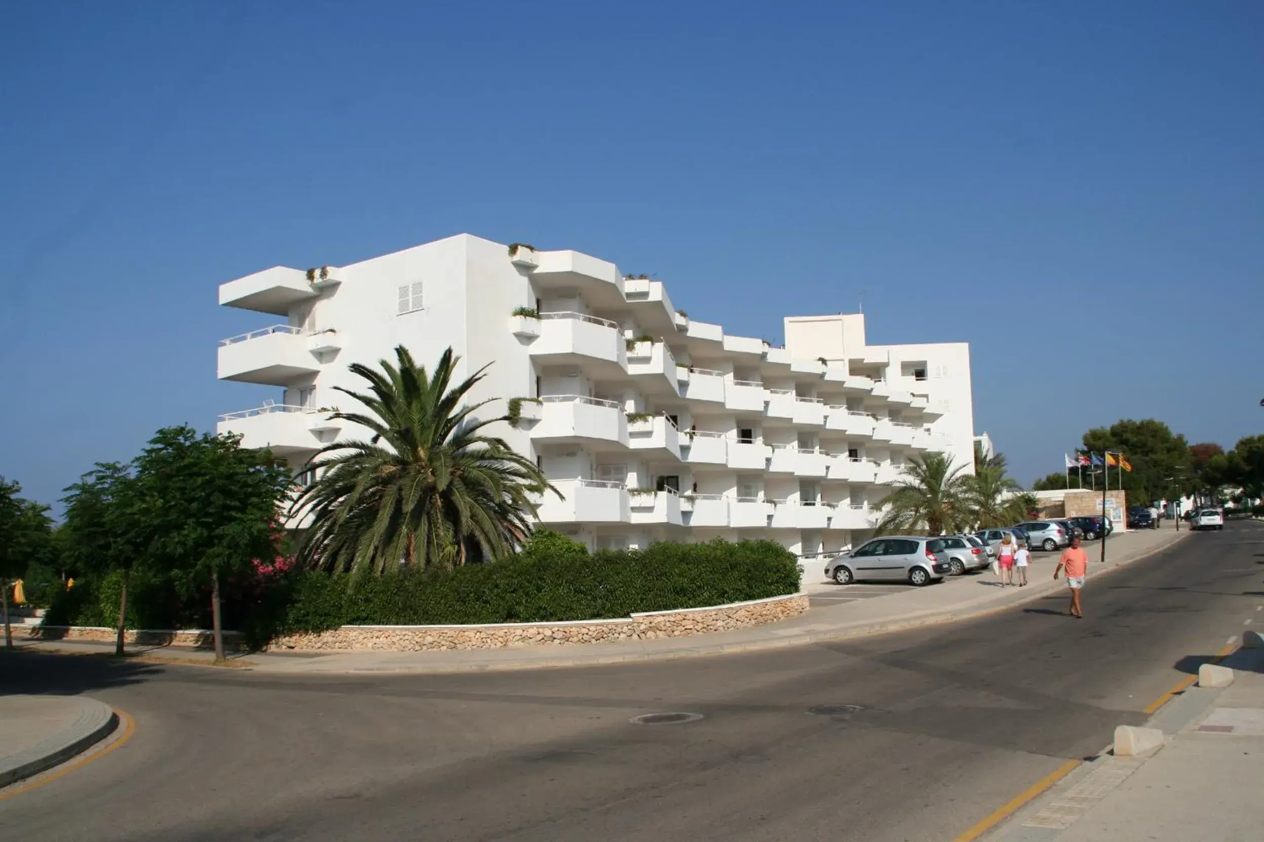 Property building in Hamilton Court Property building in Hamilton Court