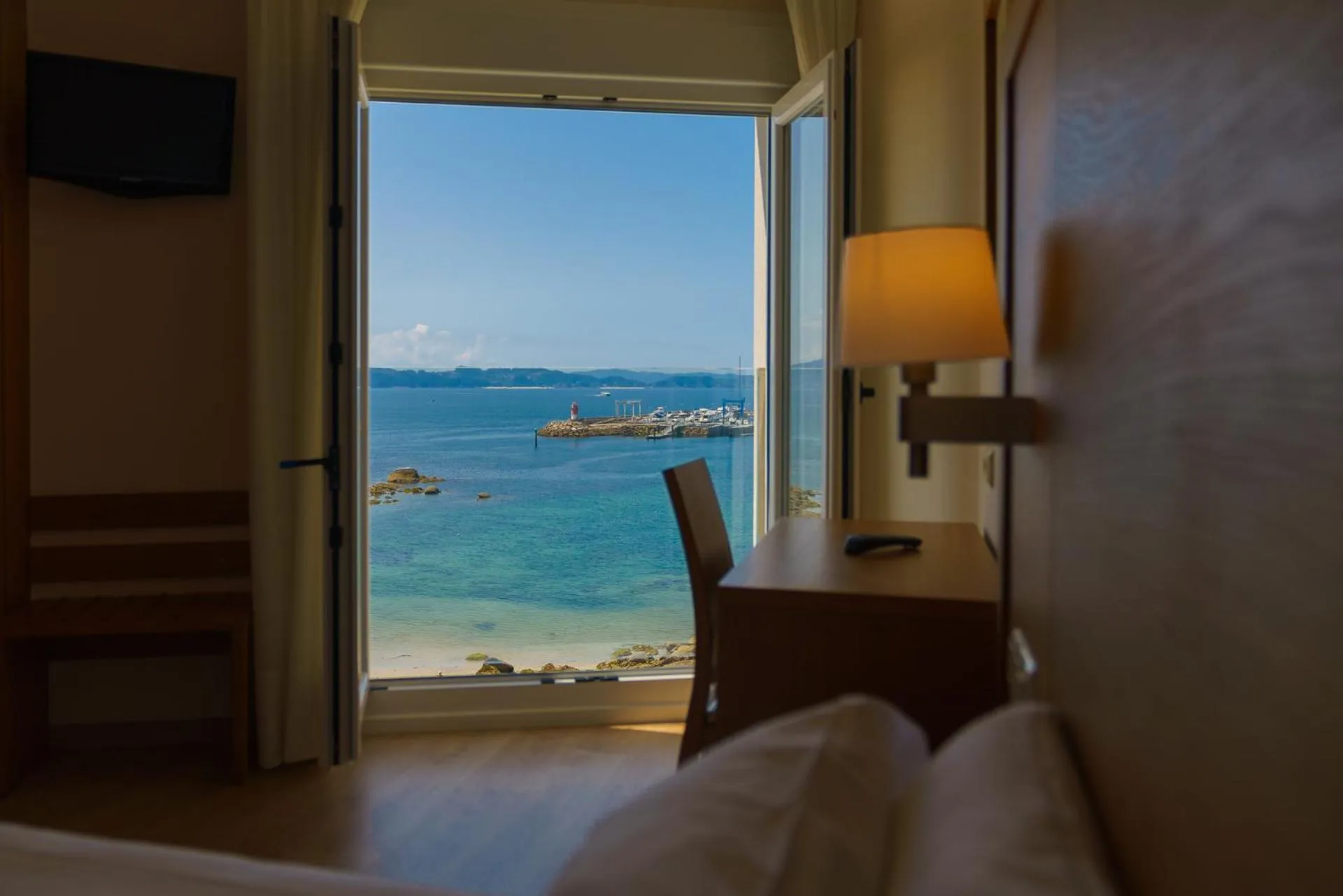 Nearby landmark in Hotel El Puente