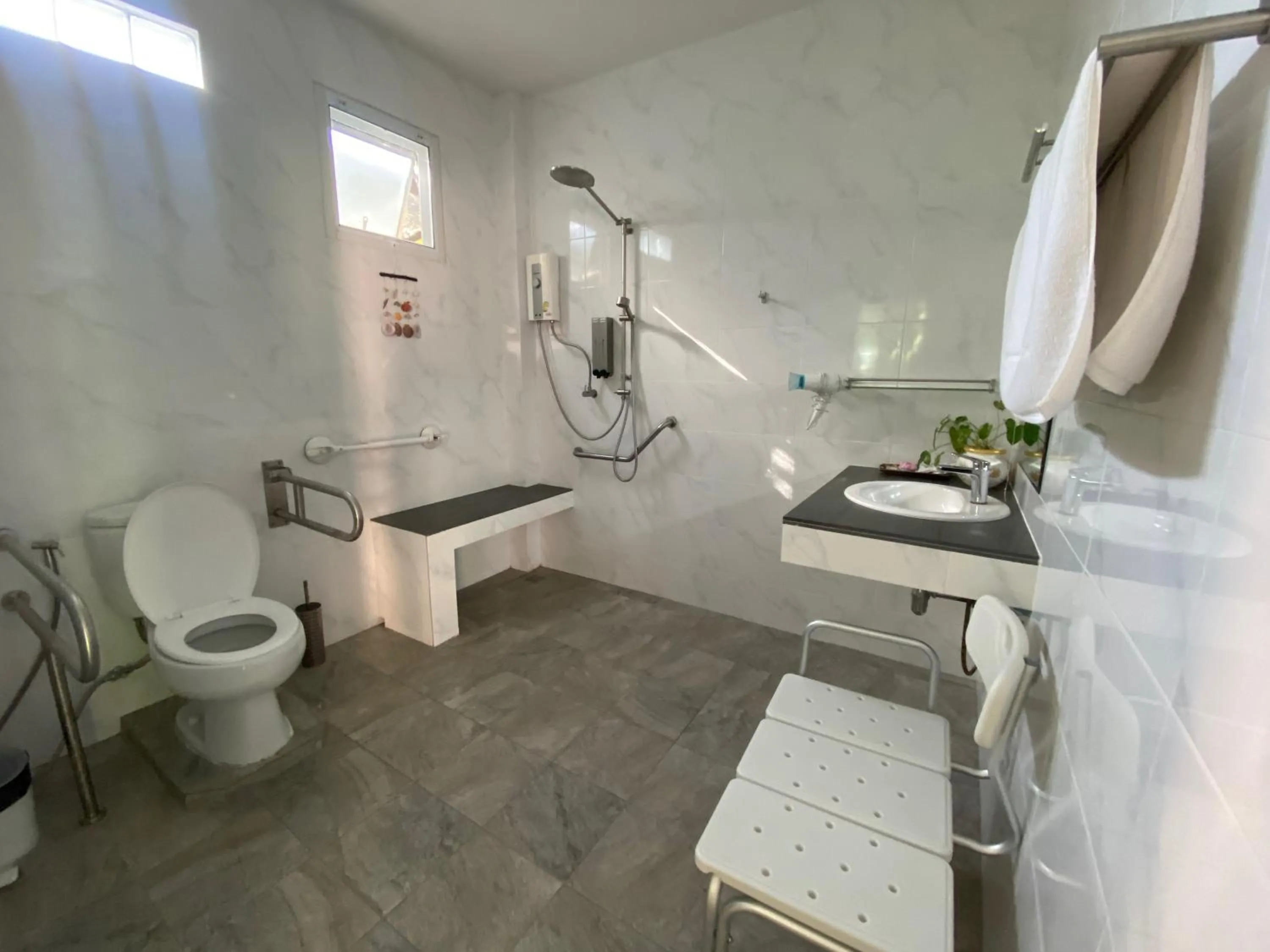 Shower in Chang Noi Hua Hin Pranburi fully accessible barrierefrei resort