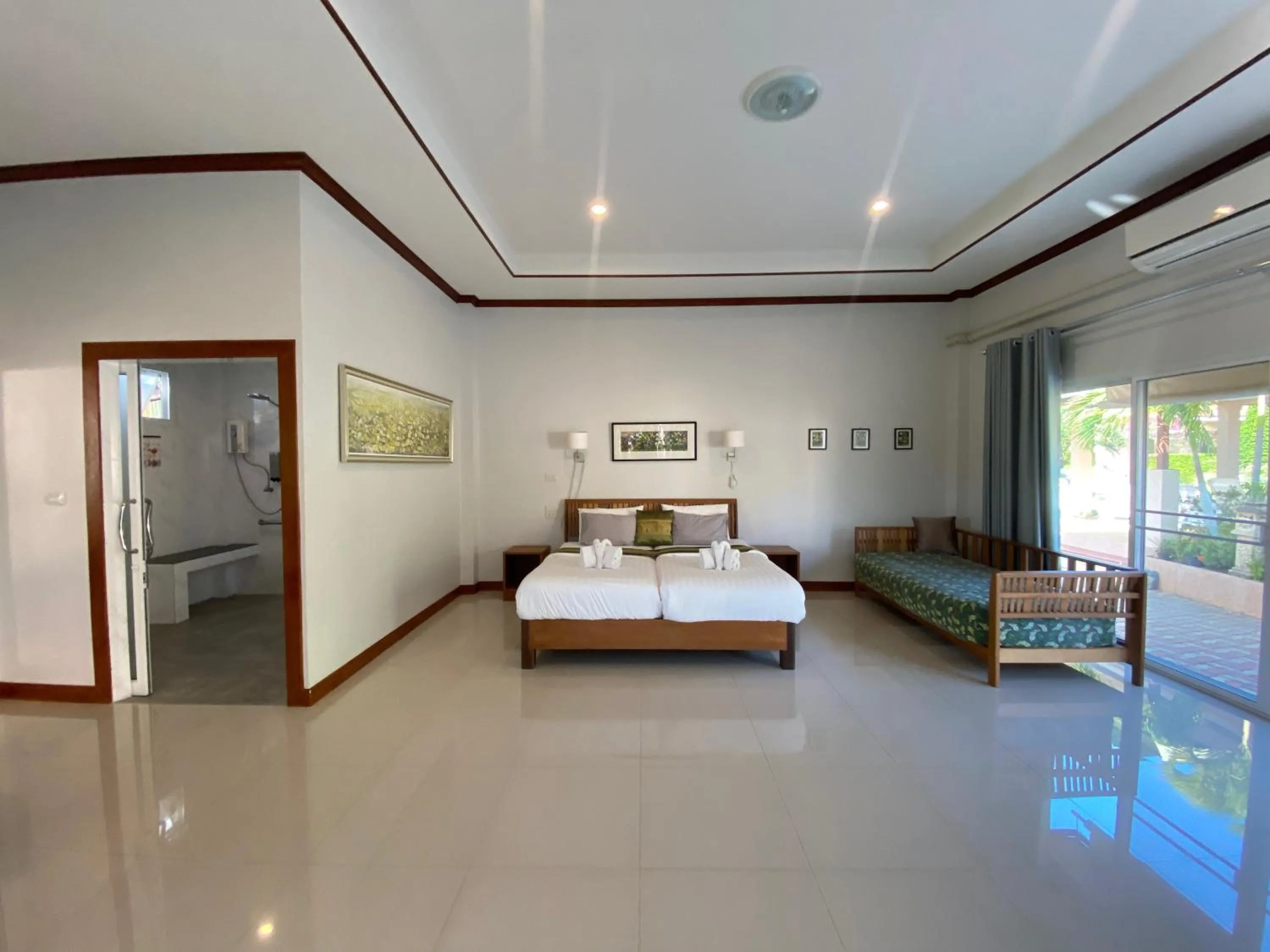 Photo of the whole room, Bed in Chang Noi Hua Hin Pranburi fully accessible barrierefrei resort