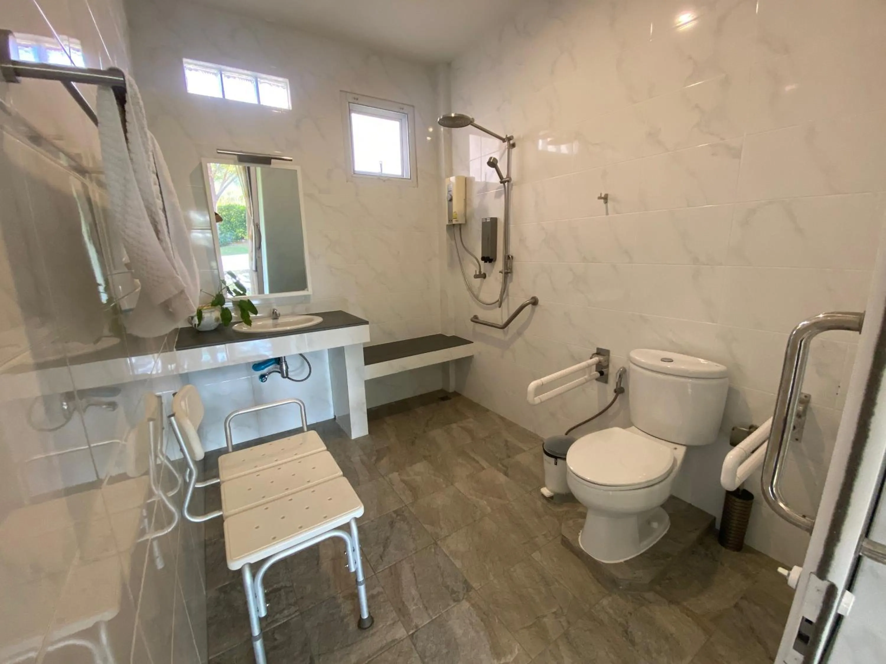 Shower in Chang Noi Hua Hin Pranburi fully accessible barrierefrei resort