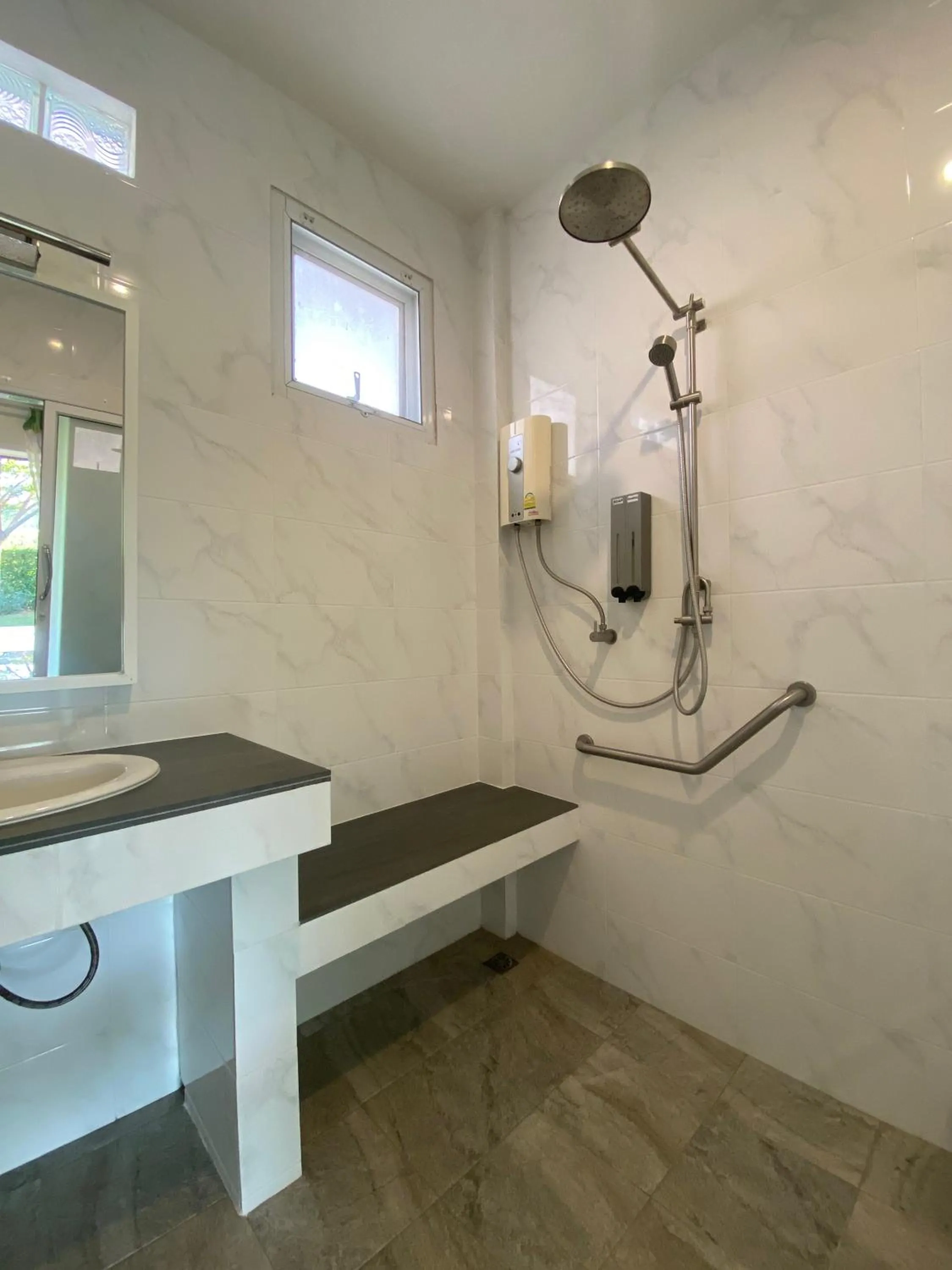 Bathroom in Chang Noi Hua Hin Pranburi fully accessible barrierefrei resort