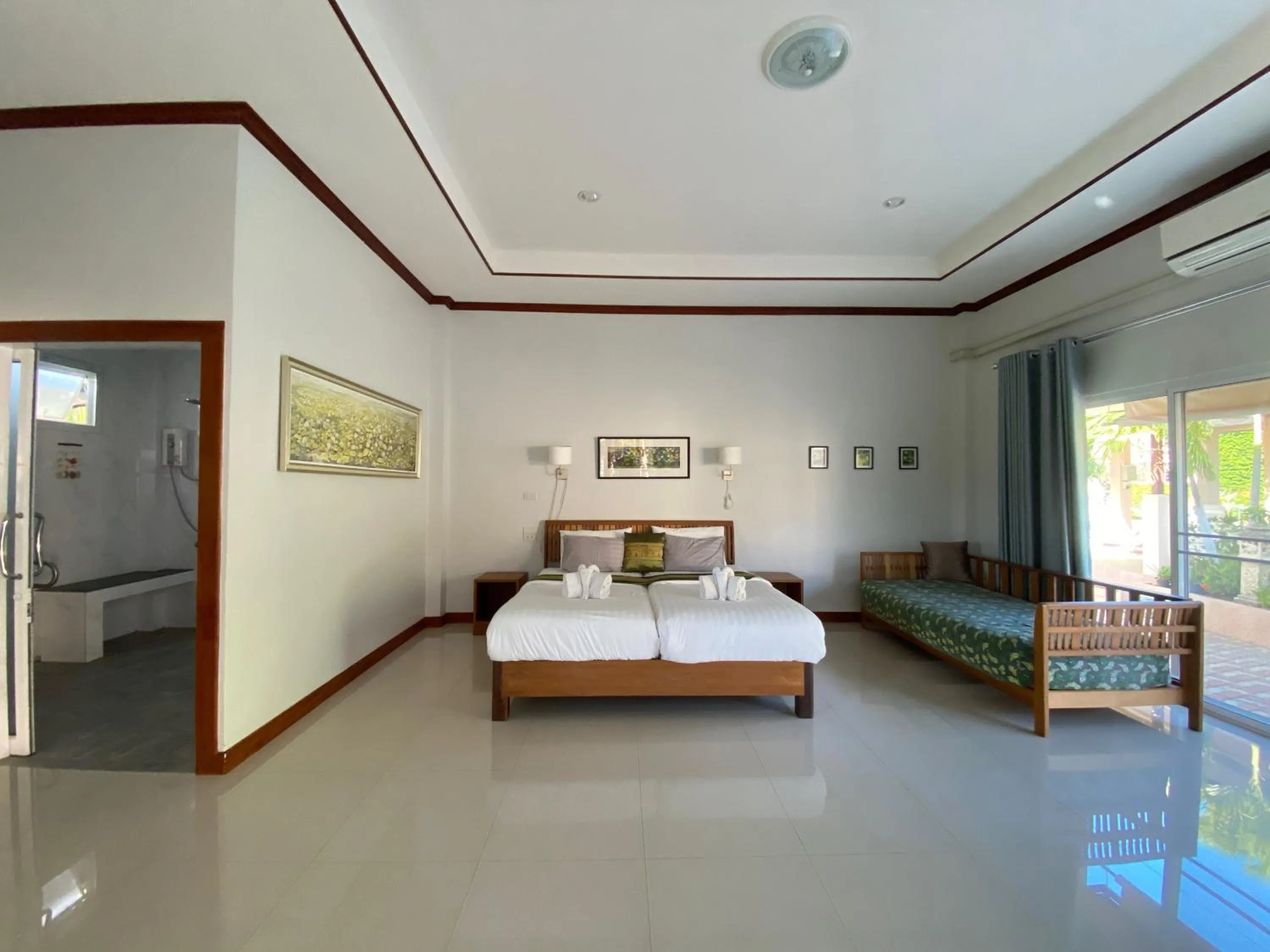 Photo of the whole room, Bed in Chang Noi Hua Hin Pranburi fully accessible barrierefrei resort
