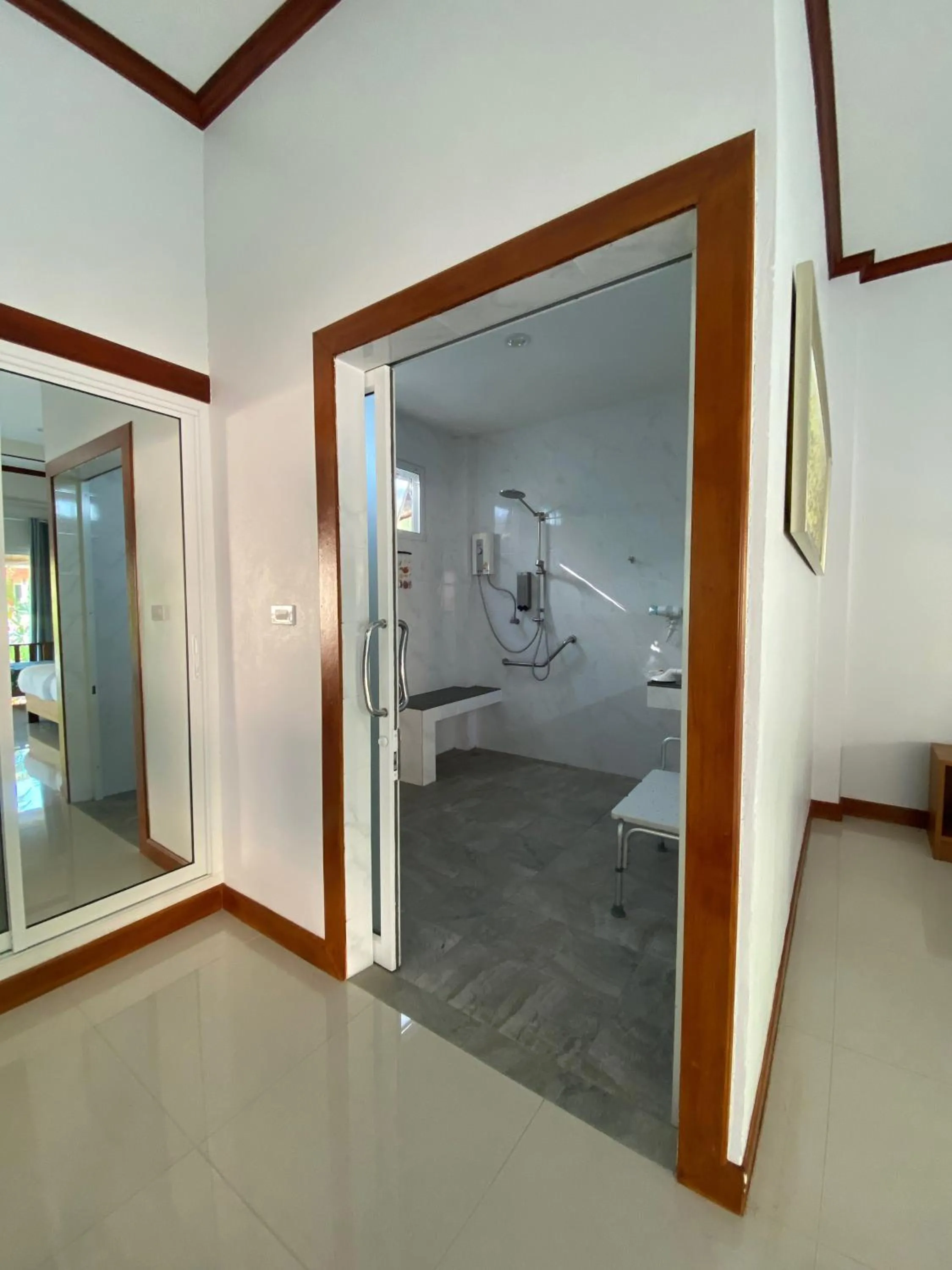 Bathroom, Bed in Chang Noi Hua Hin Pranburi fully accessible barrierefrei resort