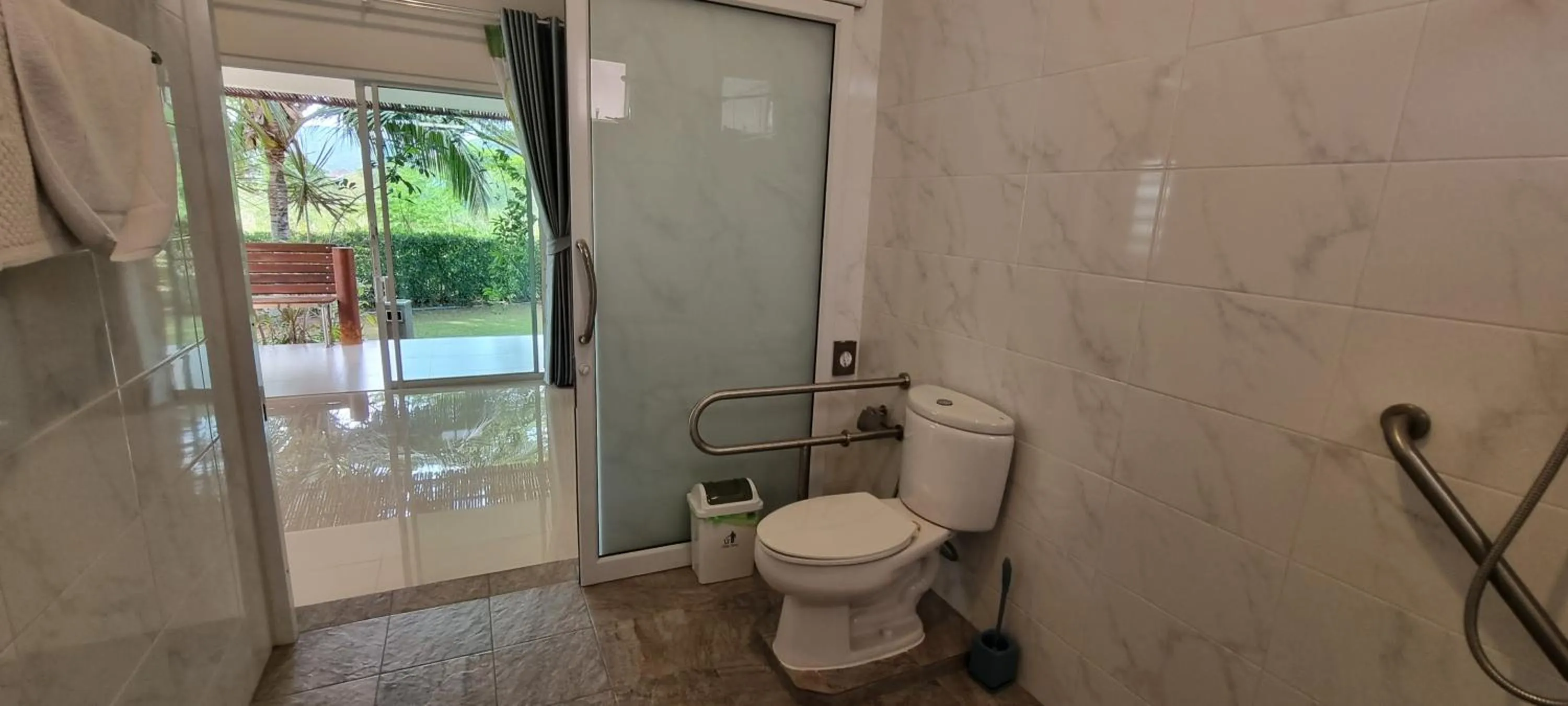 Toilet in Chang Noi Hua Hin Pranburi fully accessible barrierefrei resort