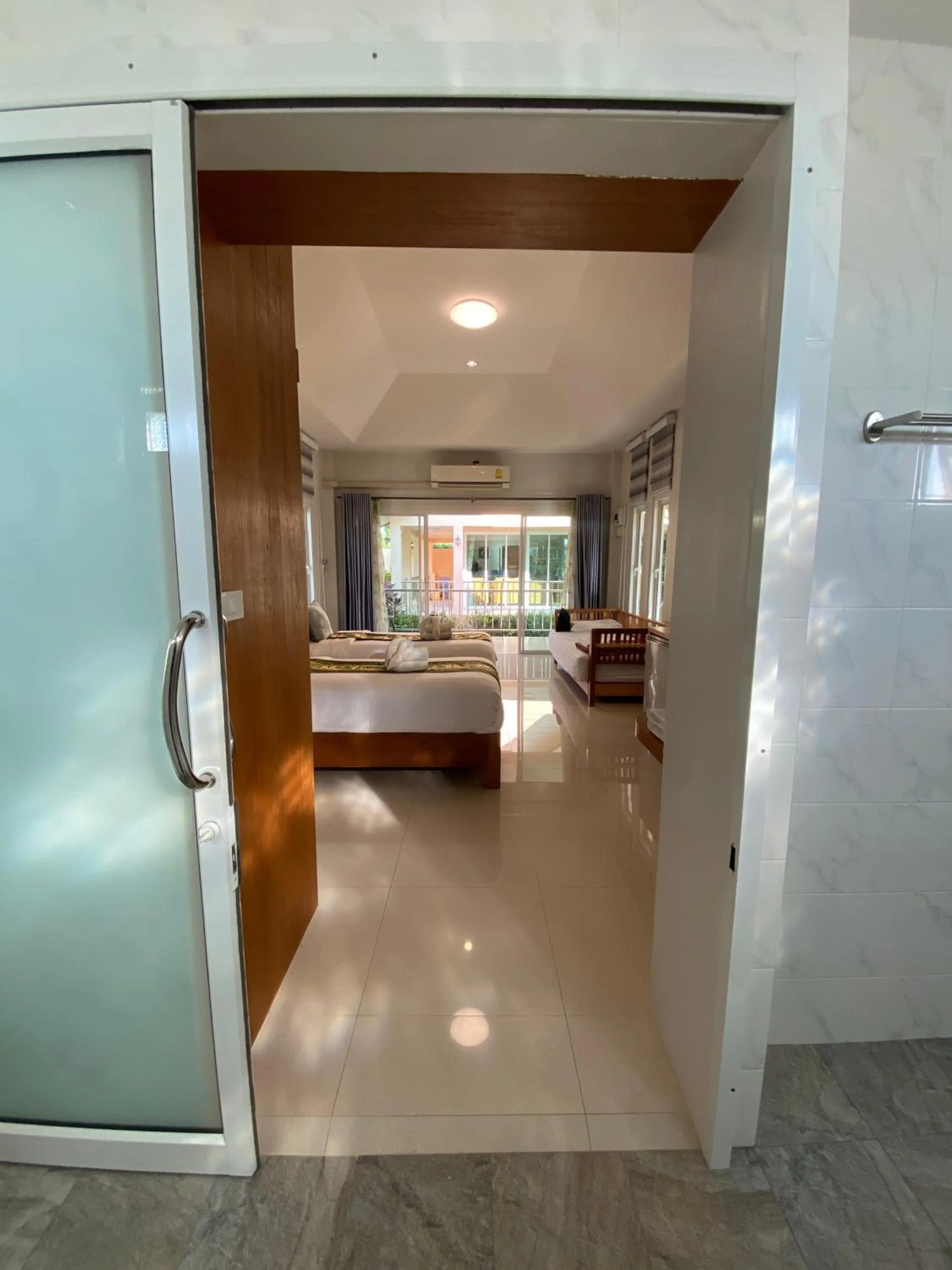 Photo of the whole room, Bed in Chang Noi Hua Hin Pranburi fully accessible barrierefrei resort