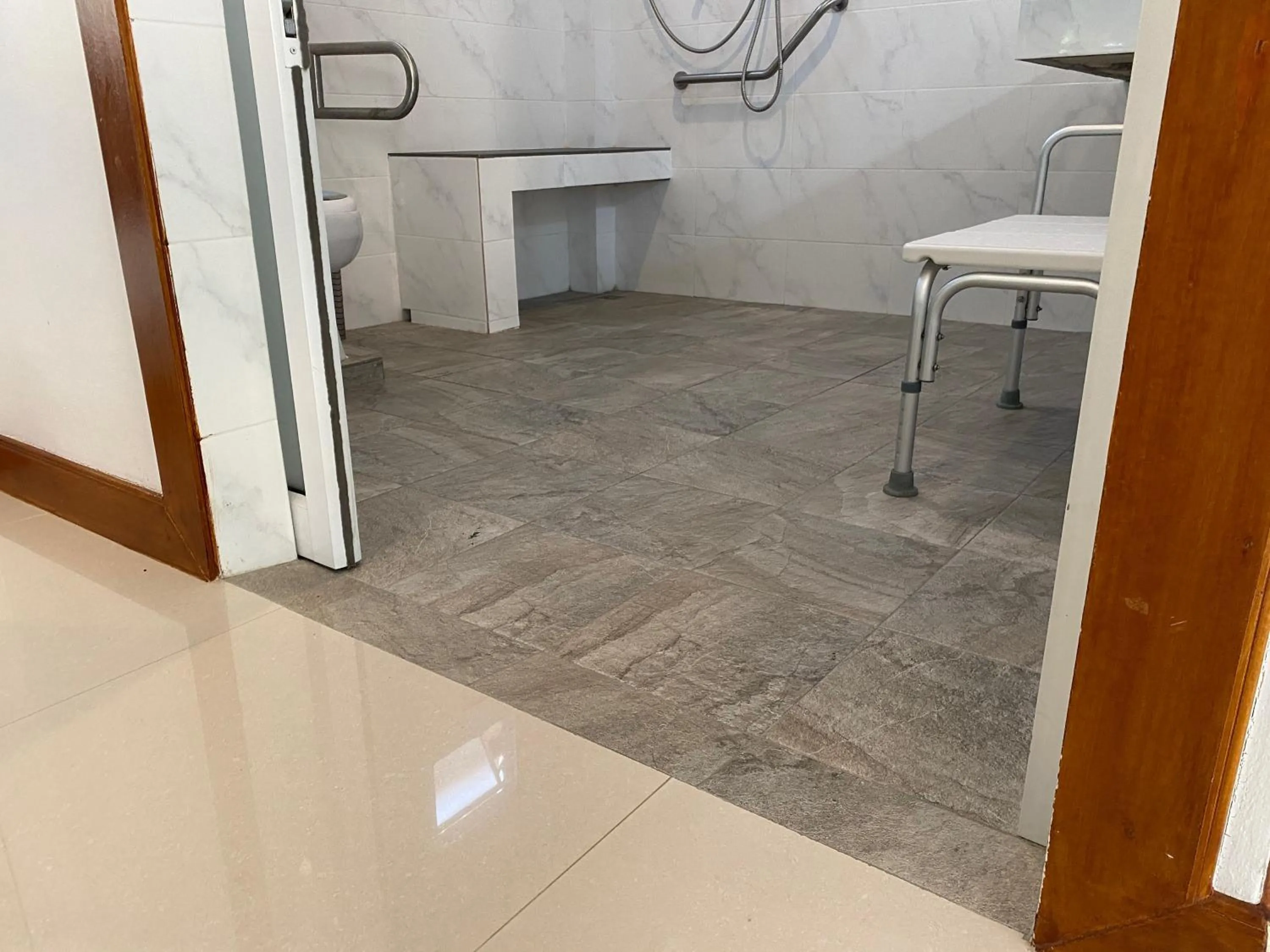 Bathroom in Chang Noi Hua Hin Pranburi fully accessible barrierefrei resort