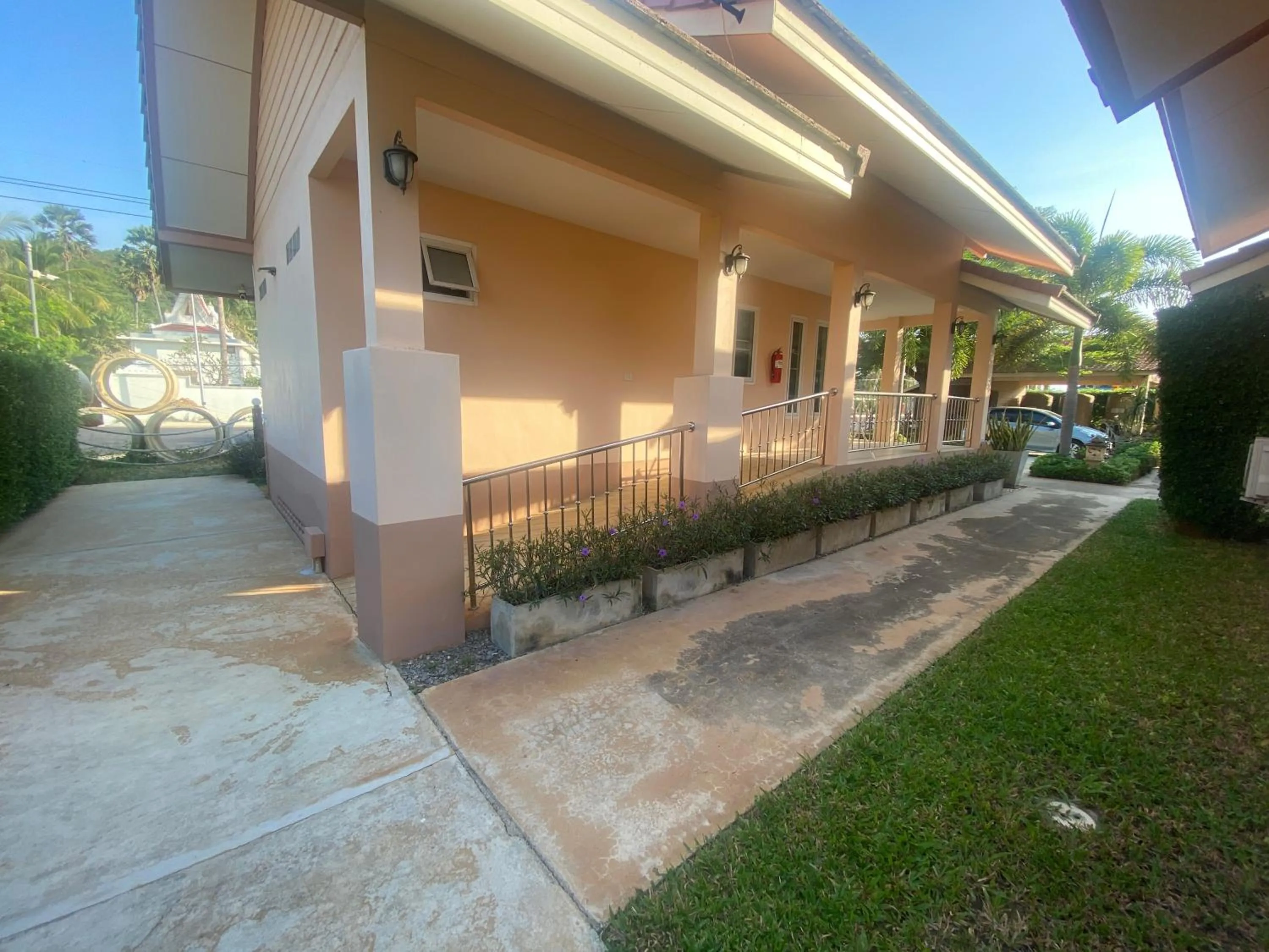 Property building in Chang Noi Hua Hin Pranburi fully accessible barrierefrei resort