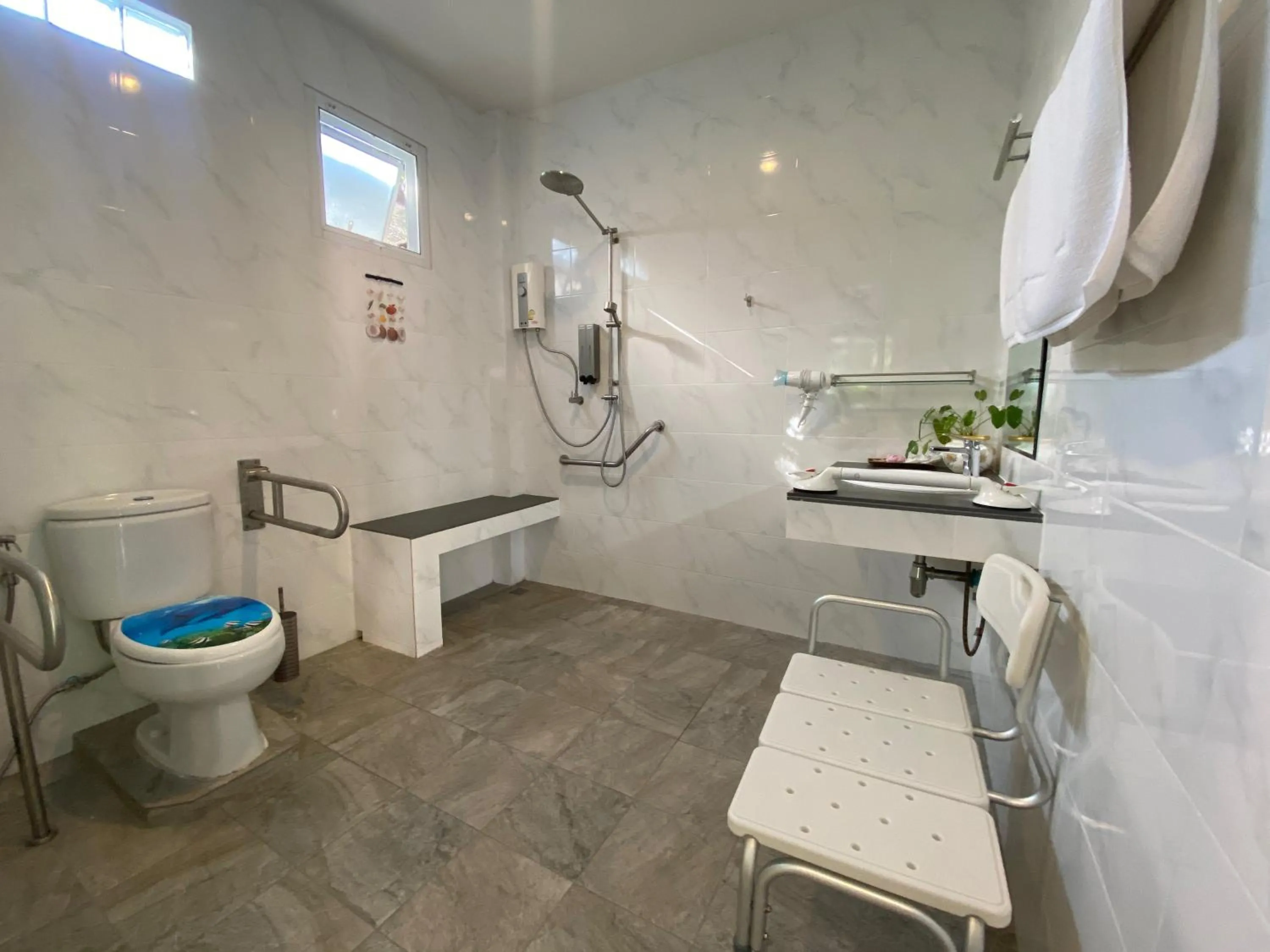 Toilet in Chang Noi Hua Hin Pranburi fully accessible barrierefrei resort