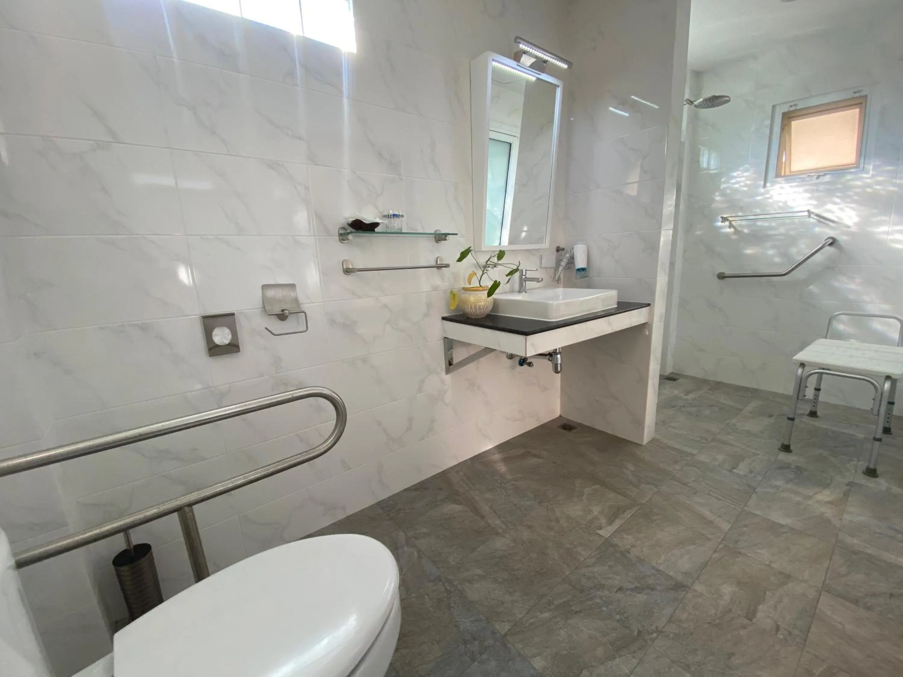 Toilet in Chang Noi Hua Hin Pranburi fully accessible barrierefrei resort