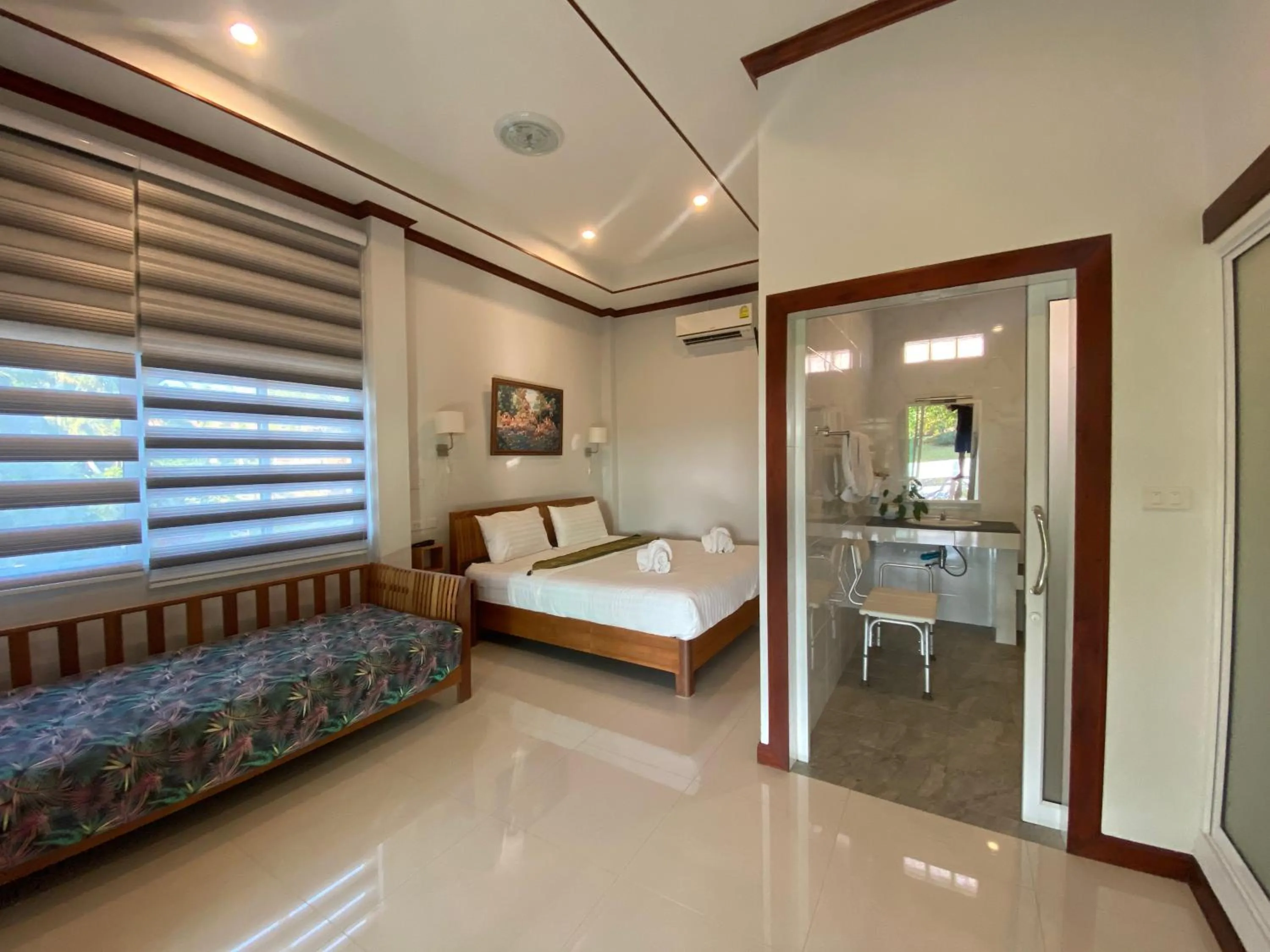 Photo of the whole room, Bed in Chang Noi Hua Hin Pranburi fully accessible barrierefrei resort