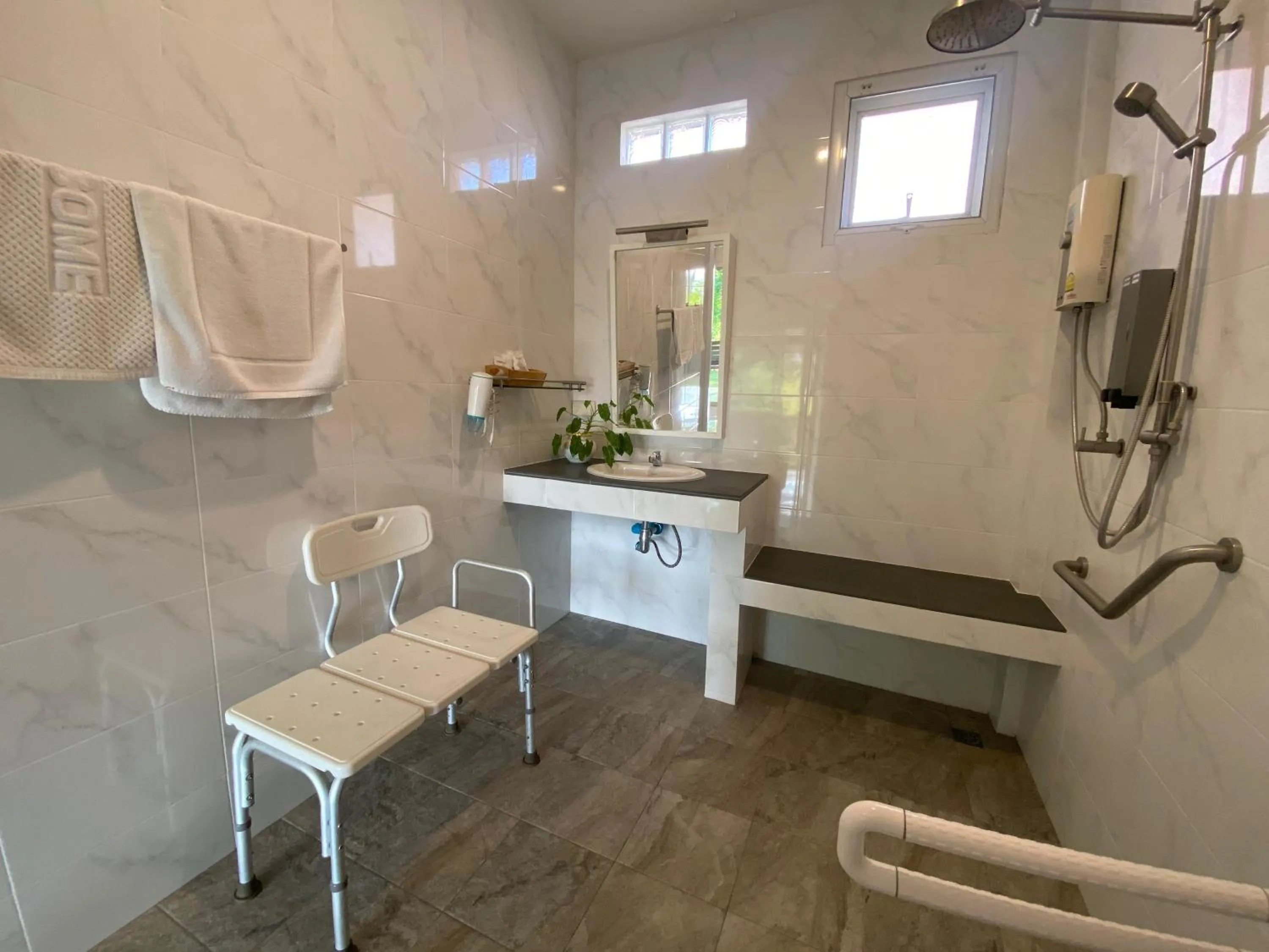 Bathroom in Chang Noi Hua Hin Pranburi fully accessible barrierefrei resort