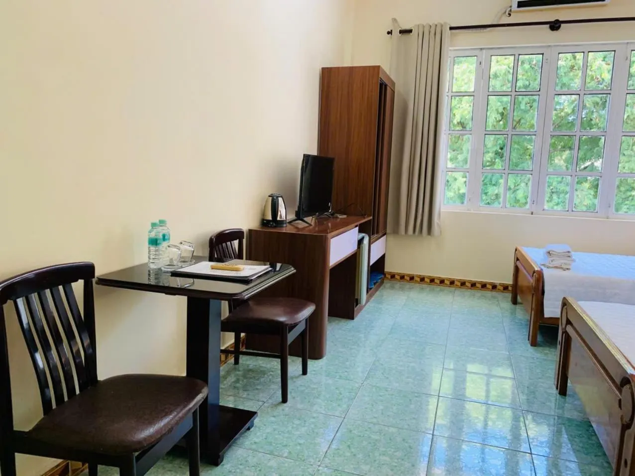 Seating area, Bed in Hoang Yen Hotel