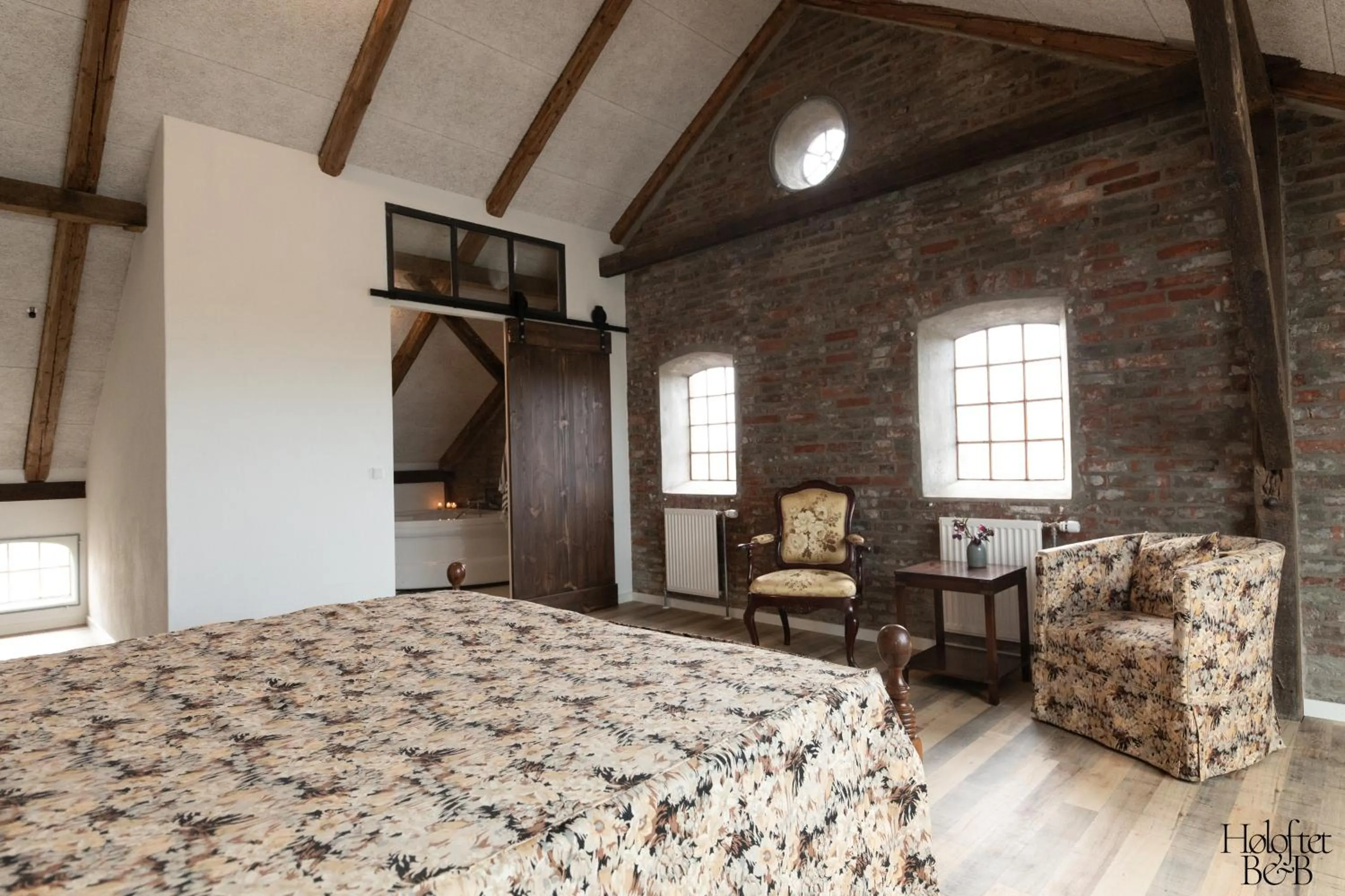 Photo of the whole room, Bed in Høloftet bb