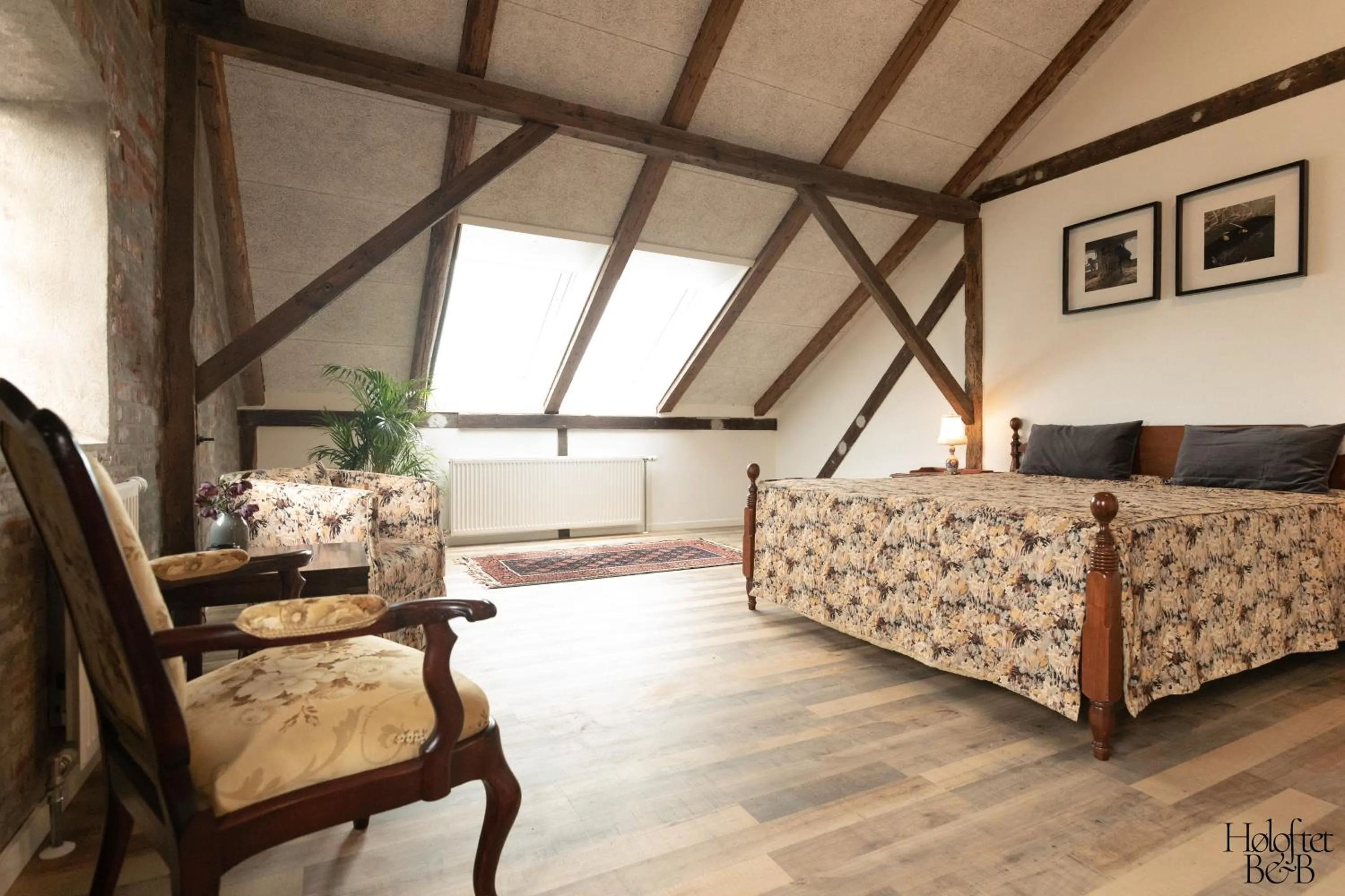 Photo of the whole room, Bed in Høloftet bb