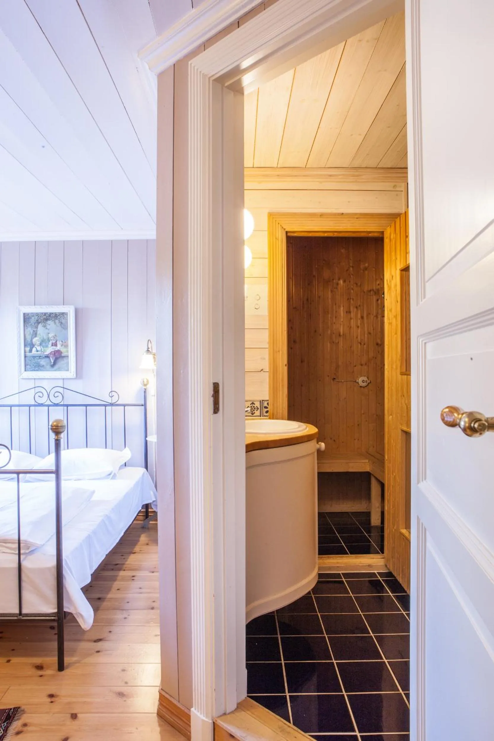 Bathroom, Bed in Kleivstua Hotel near Krokskogen