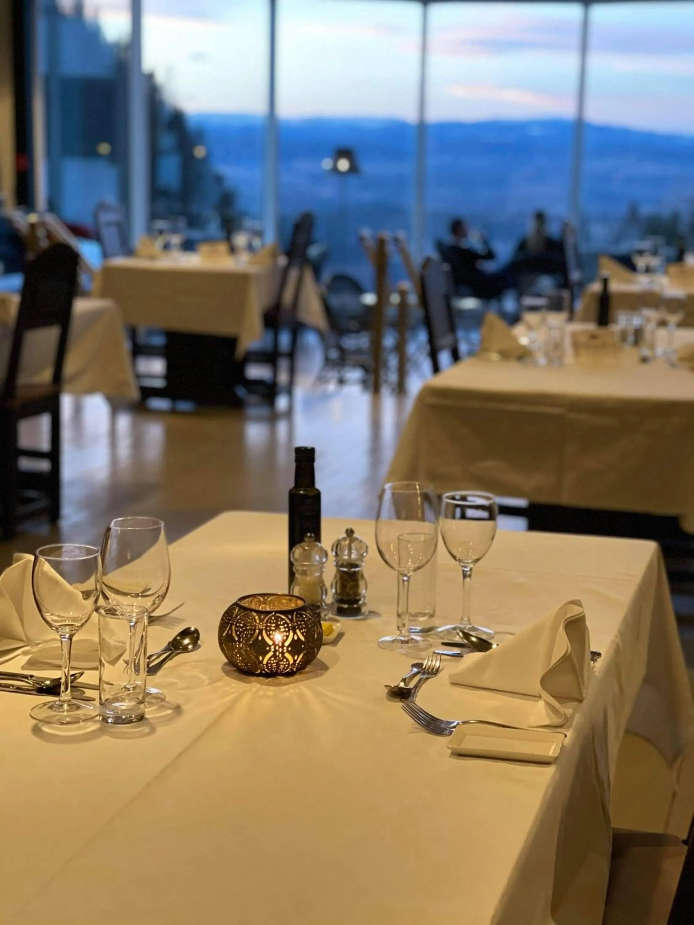 Restaurant/places to eat in Kleivstua Hotel near Krokskogen