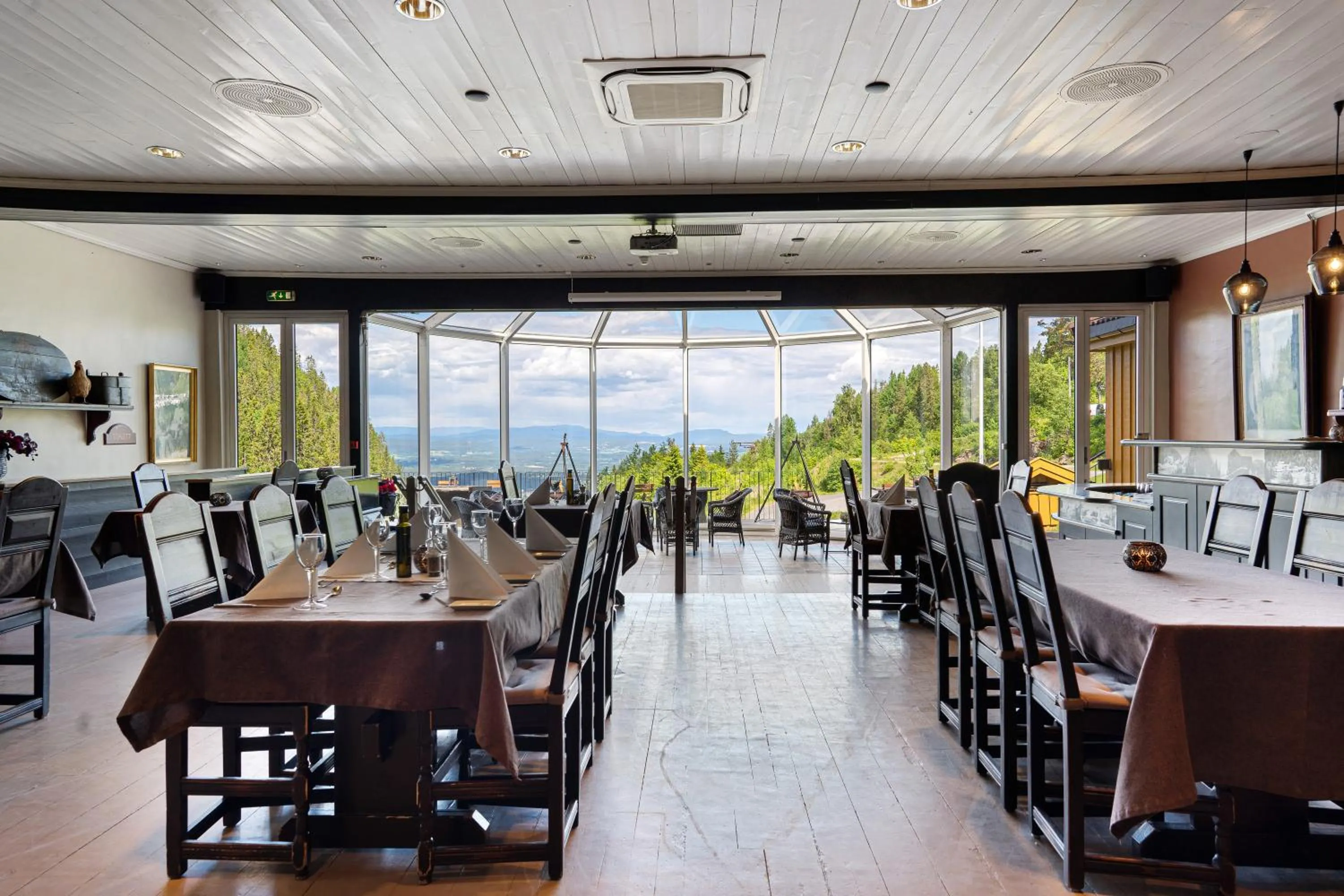 Restaurant/places to eat in Kleivstua Hotel near Krokskogen