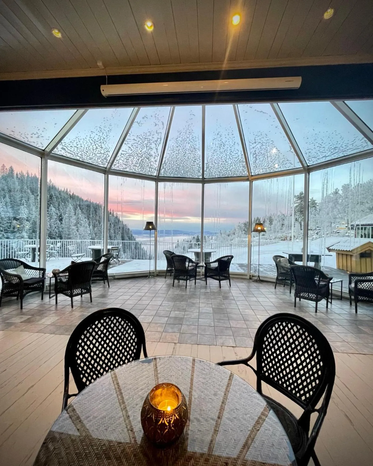 Restaurant/places to eat in Kleivstua Hotel near Krokskogen