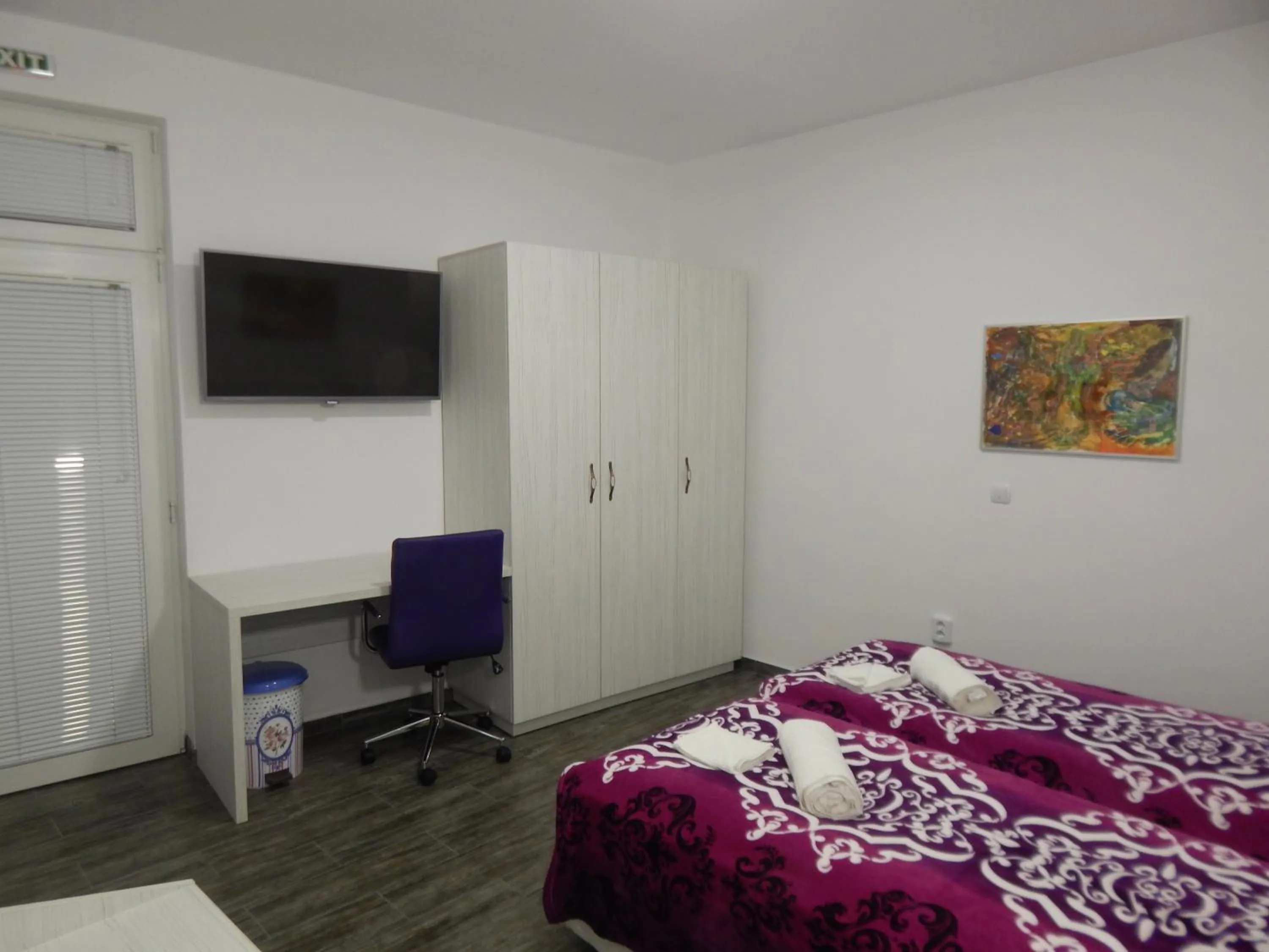 Photo of the whole room, Bed in Red House