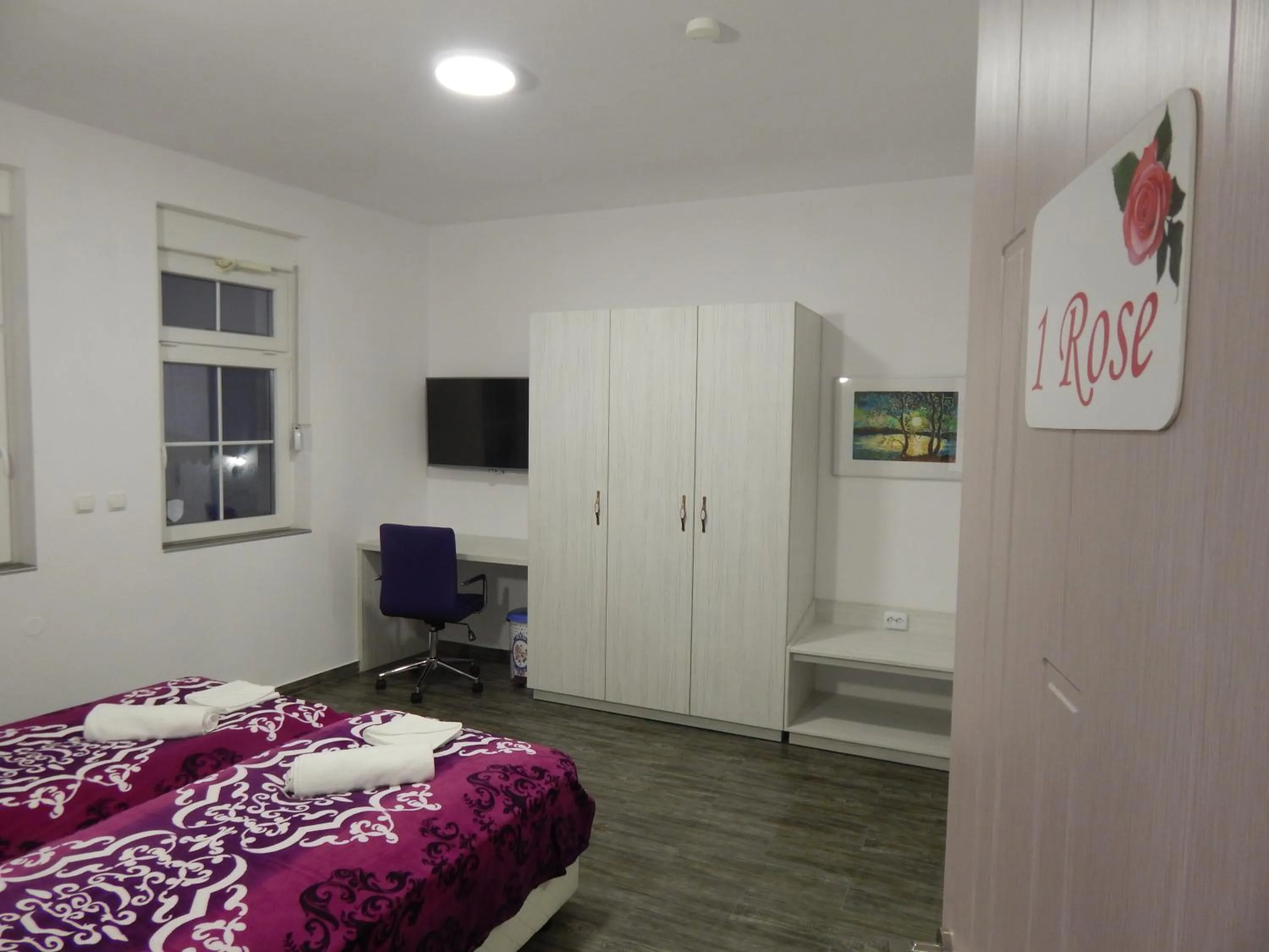 Photo of the whole room, Bed in Red House