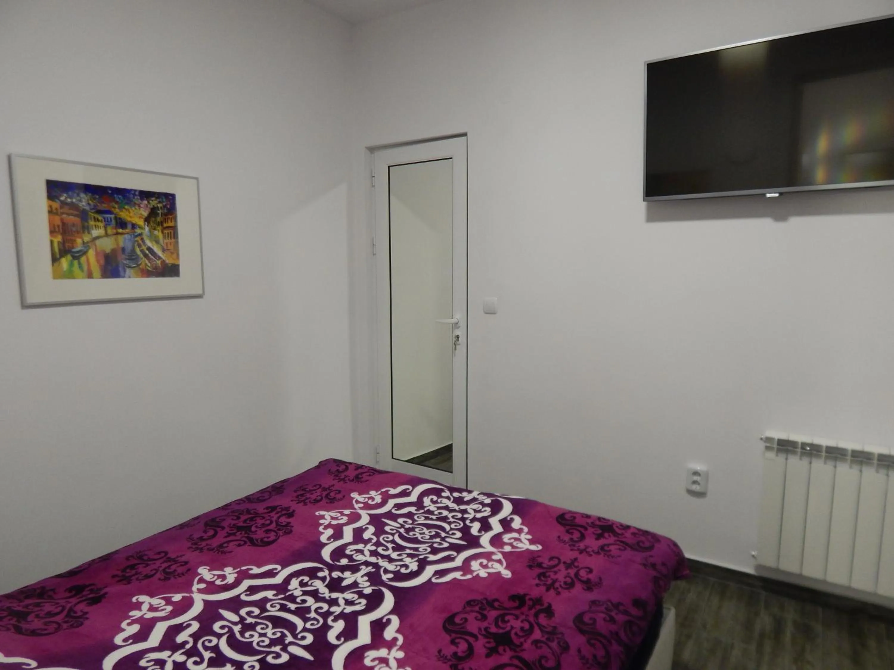 Photo of the whole room, Bed in Red House