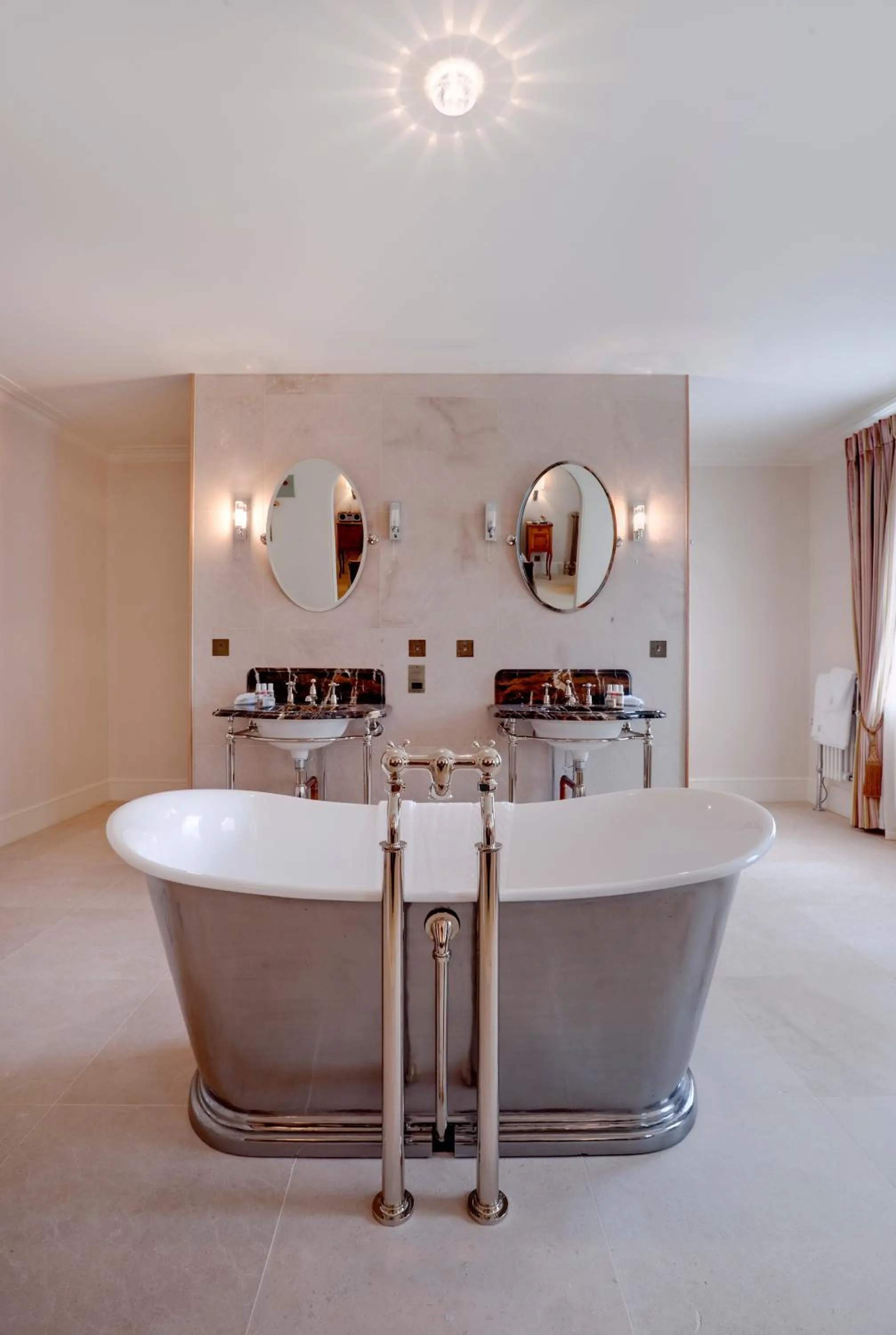 Shower in Southernhay House Hotel