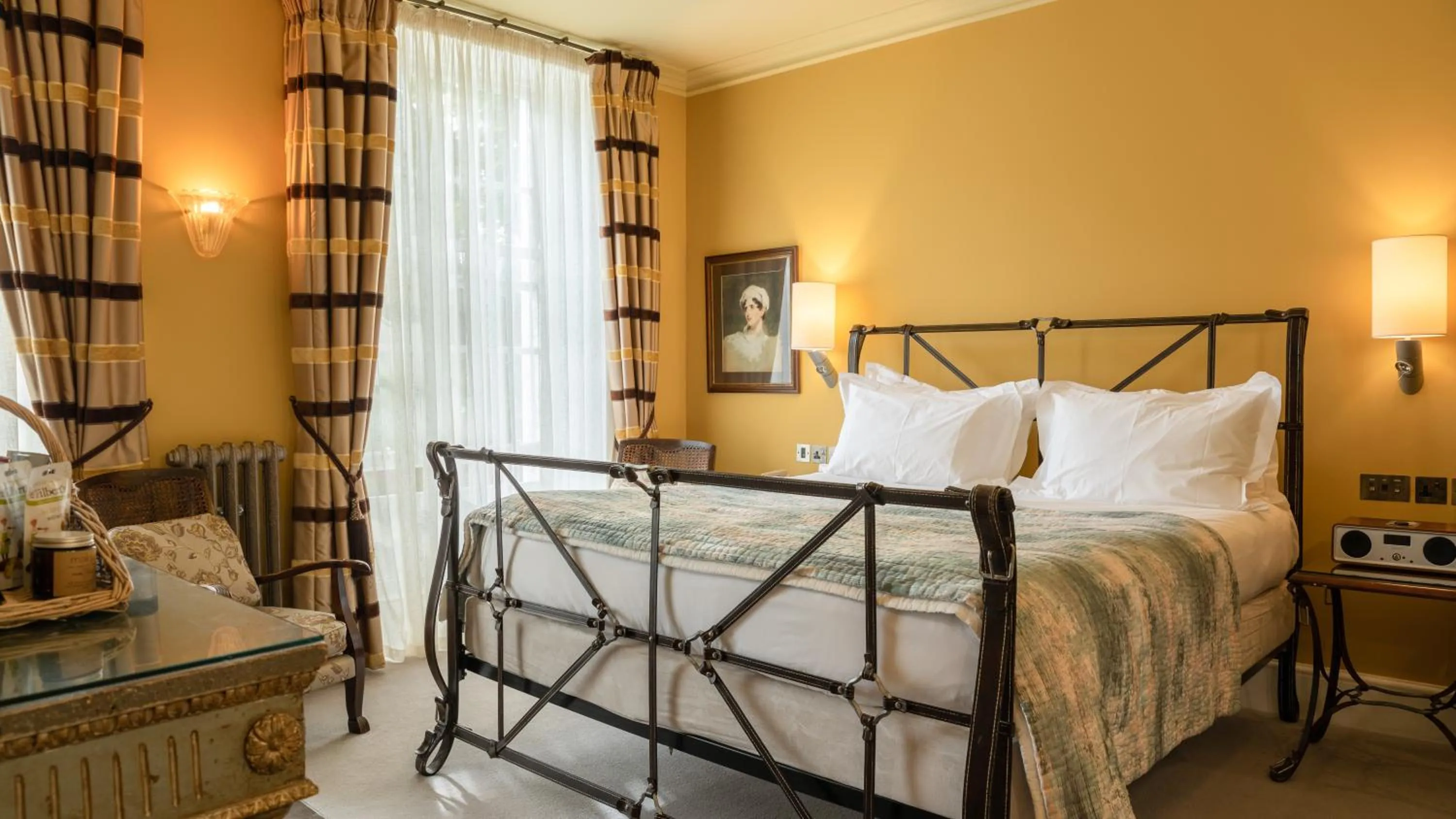 Photo of the whole room, Bed in Southernhay House Hotel