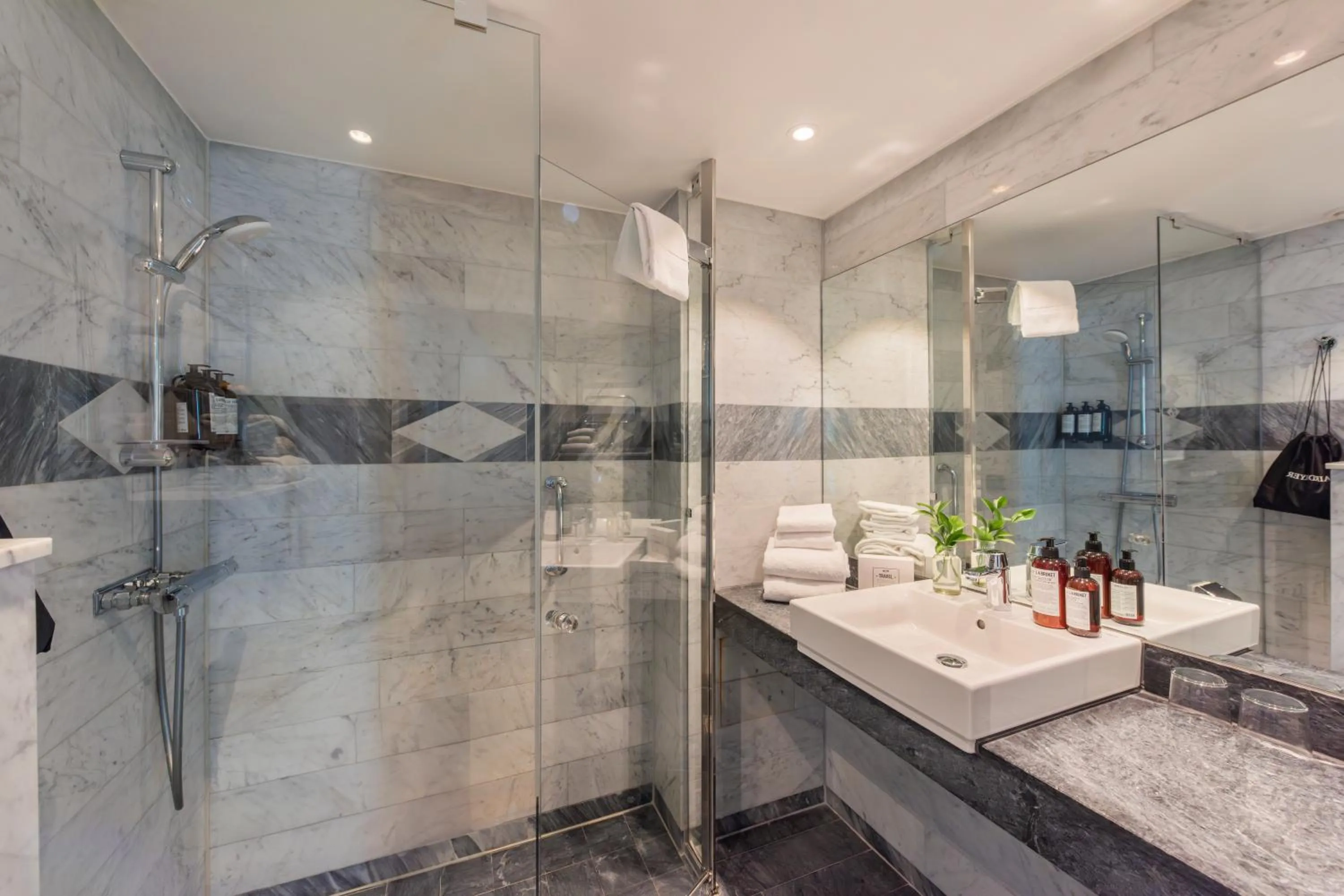 Shower in Hotel Hasselbacken