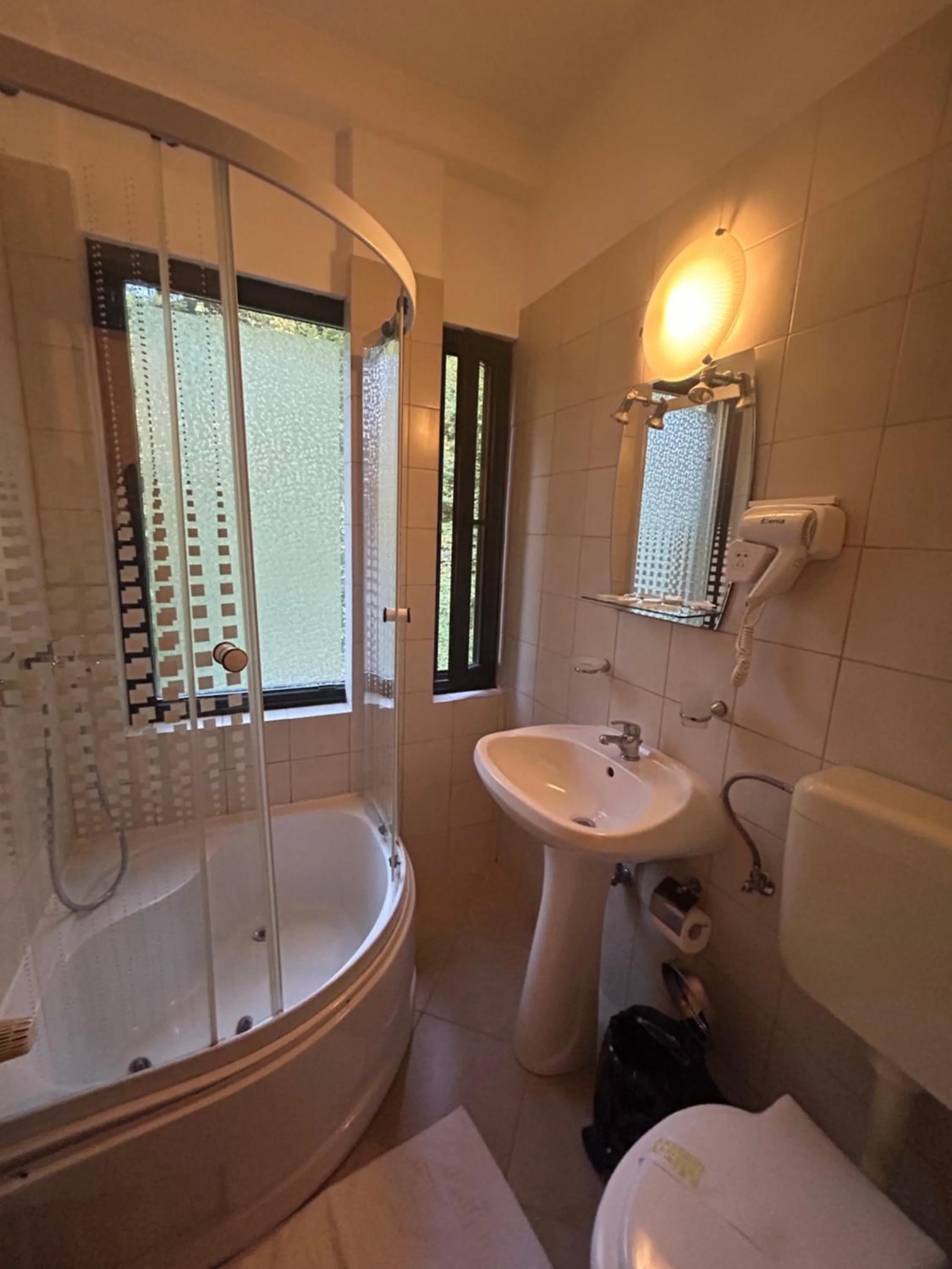 Shower in Hotel Stavilar