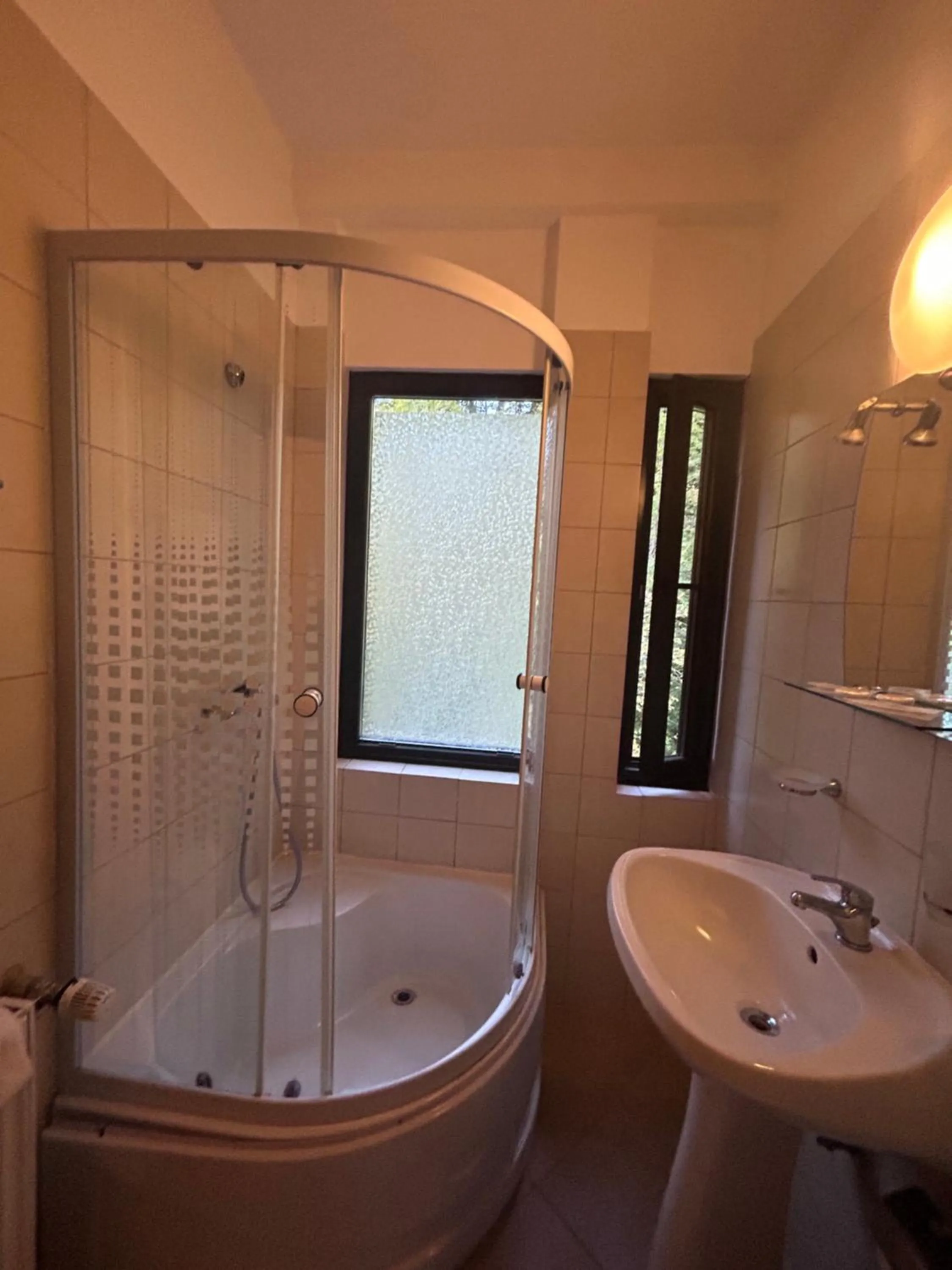 Shower in Hotel Stavilar