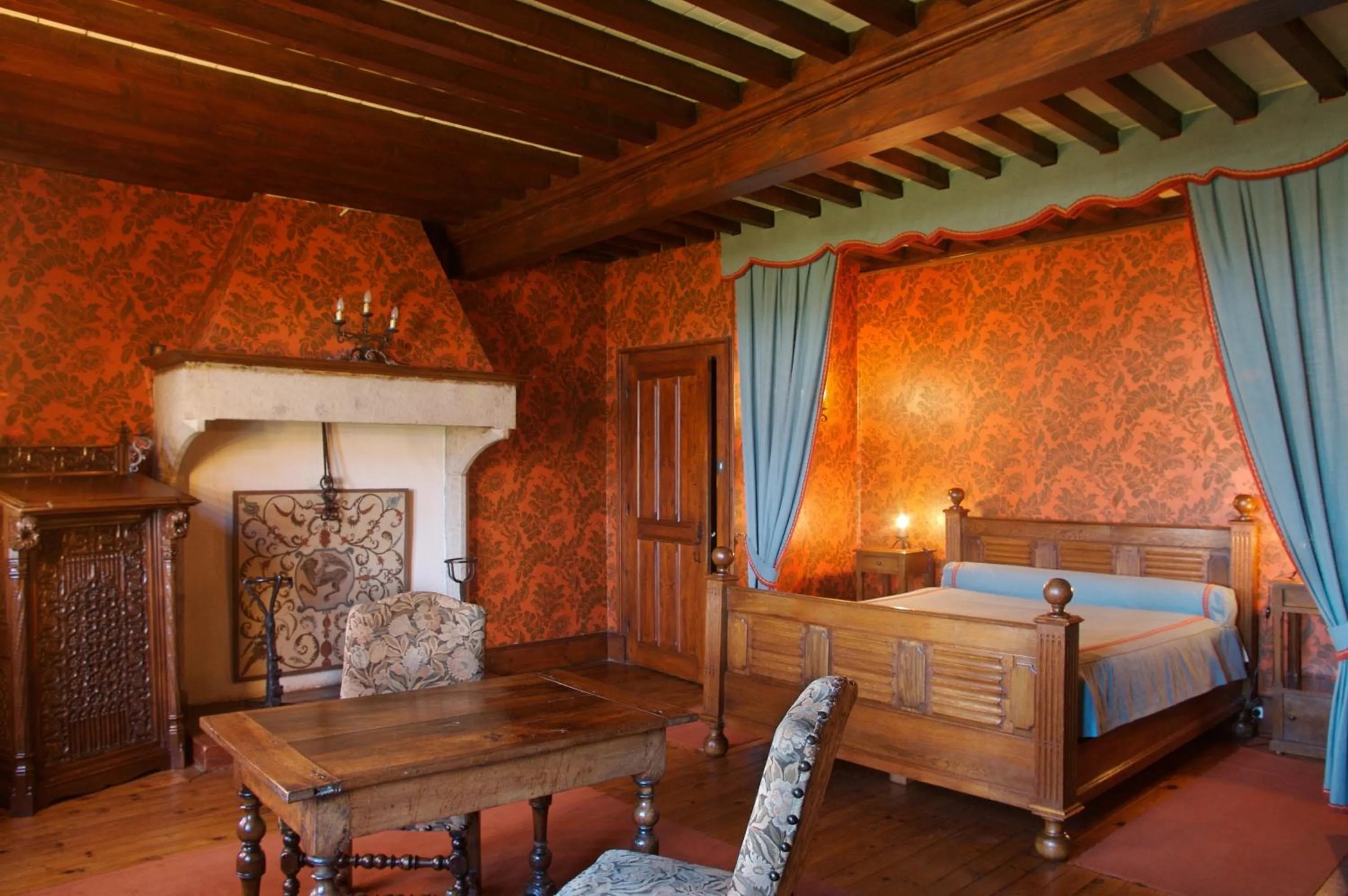 Photo of the whole room, Bed in Hostellerie du Vieux Pérouges