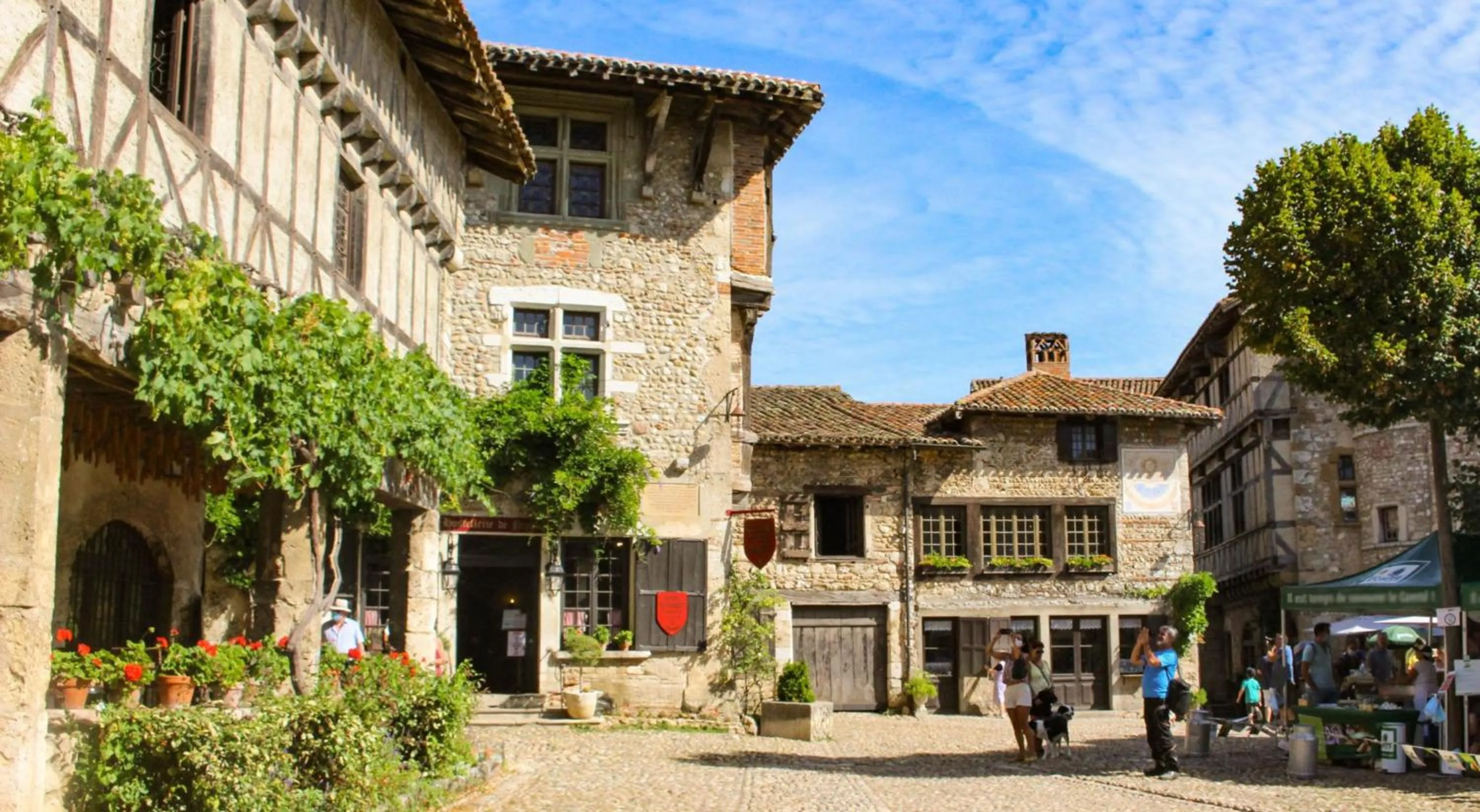 Property building in Hostellerie du Vieux Pérouges