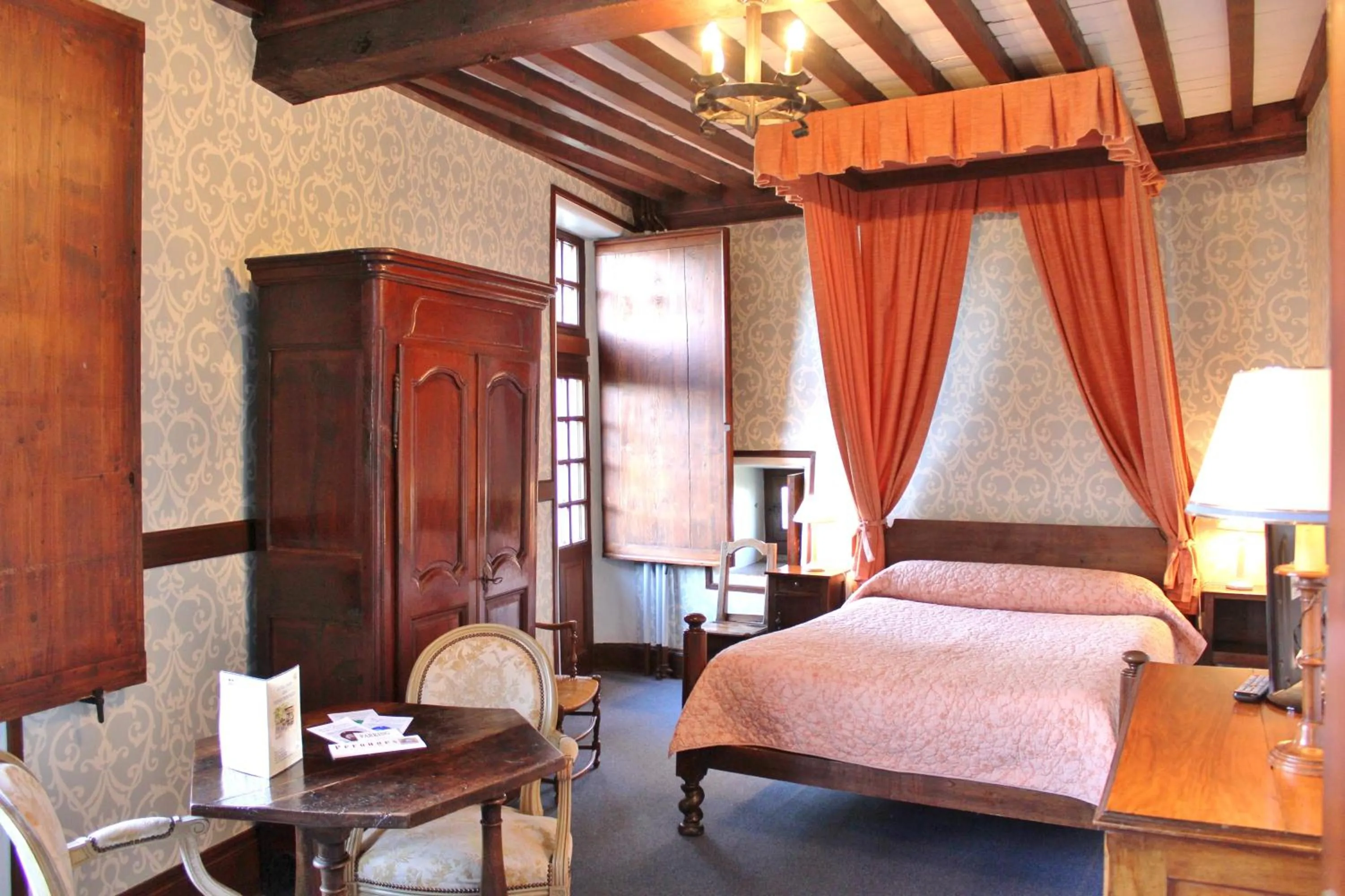Bed in Hostellerie du Vieux Pérouges