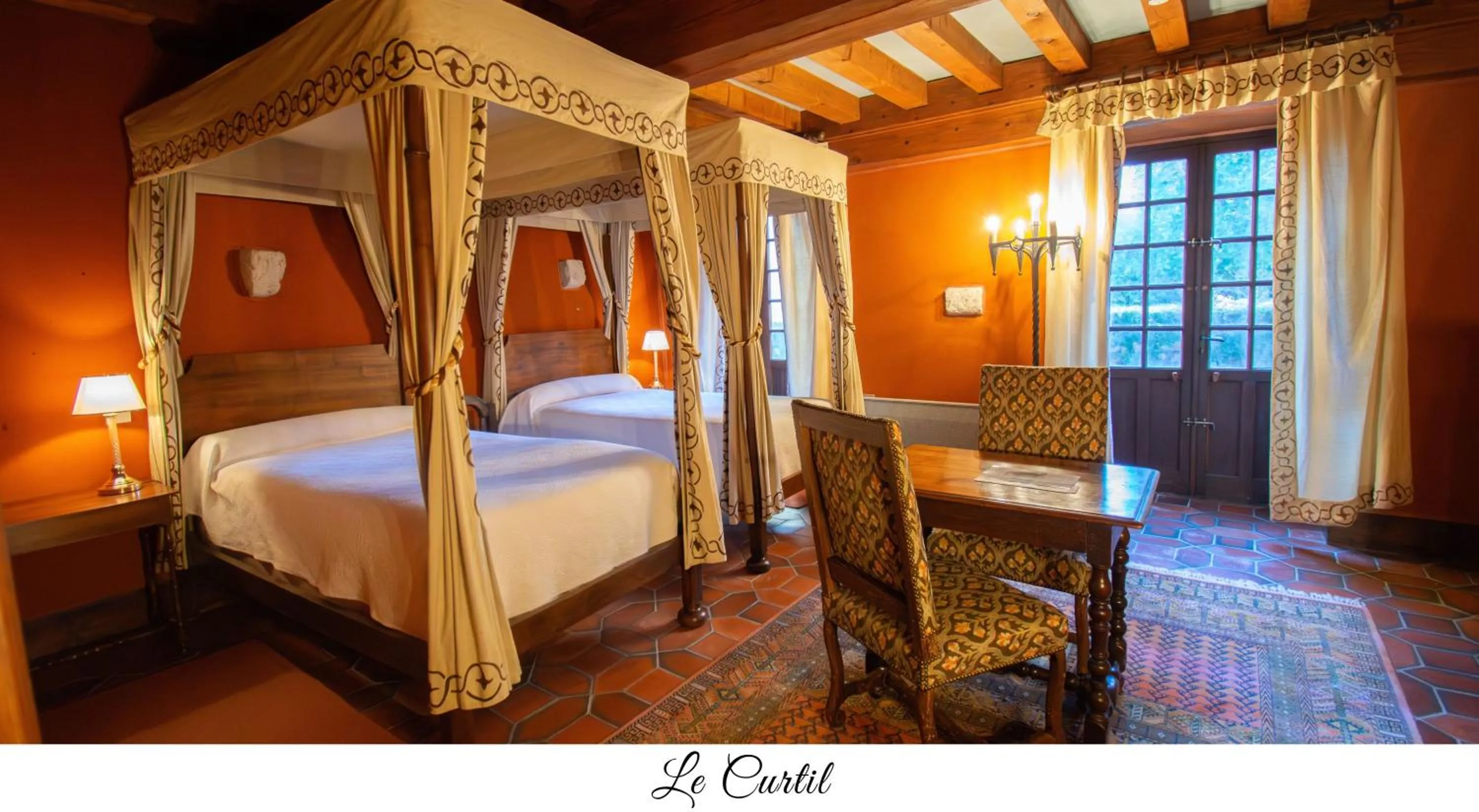 Bed in Hostellerie du Vieux Pérouges