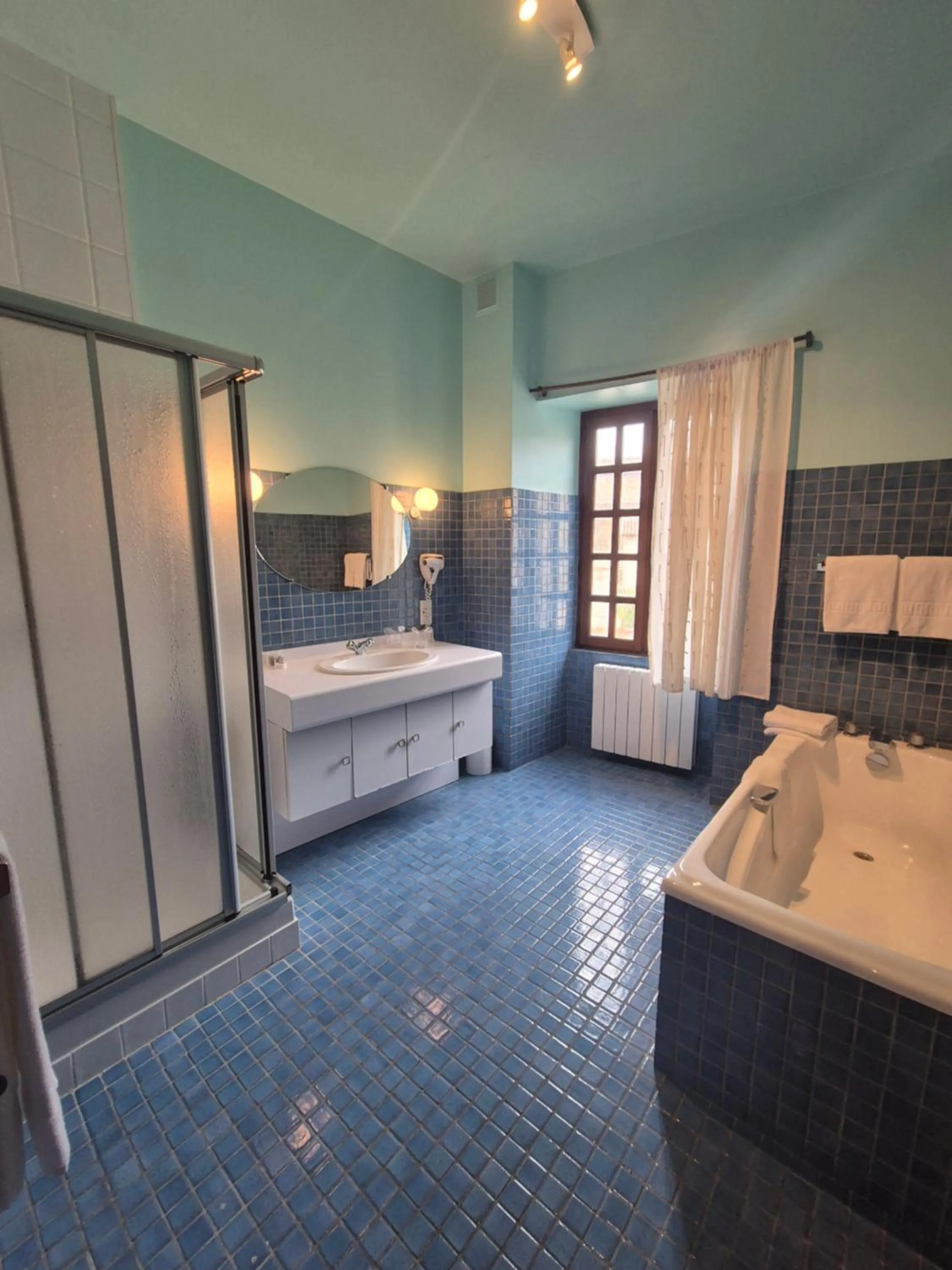 Bed in Hostellerie du Vieux Pérouges