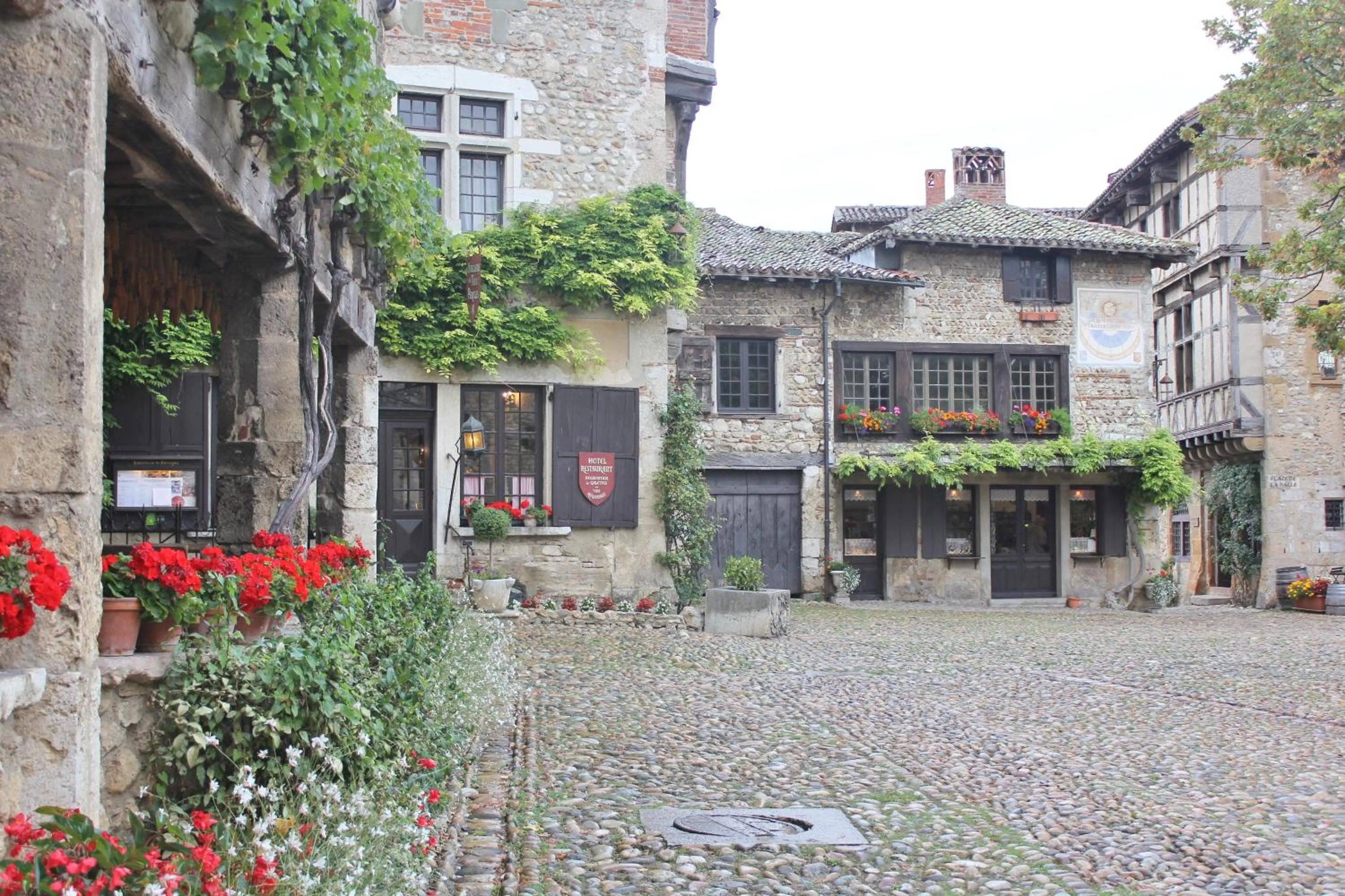 Facade/entrance in Hostellerie du Vieux Pérouges