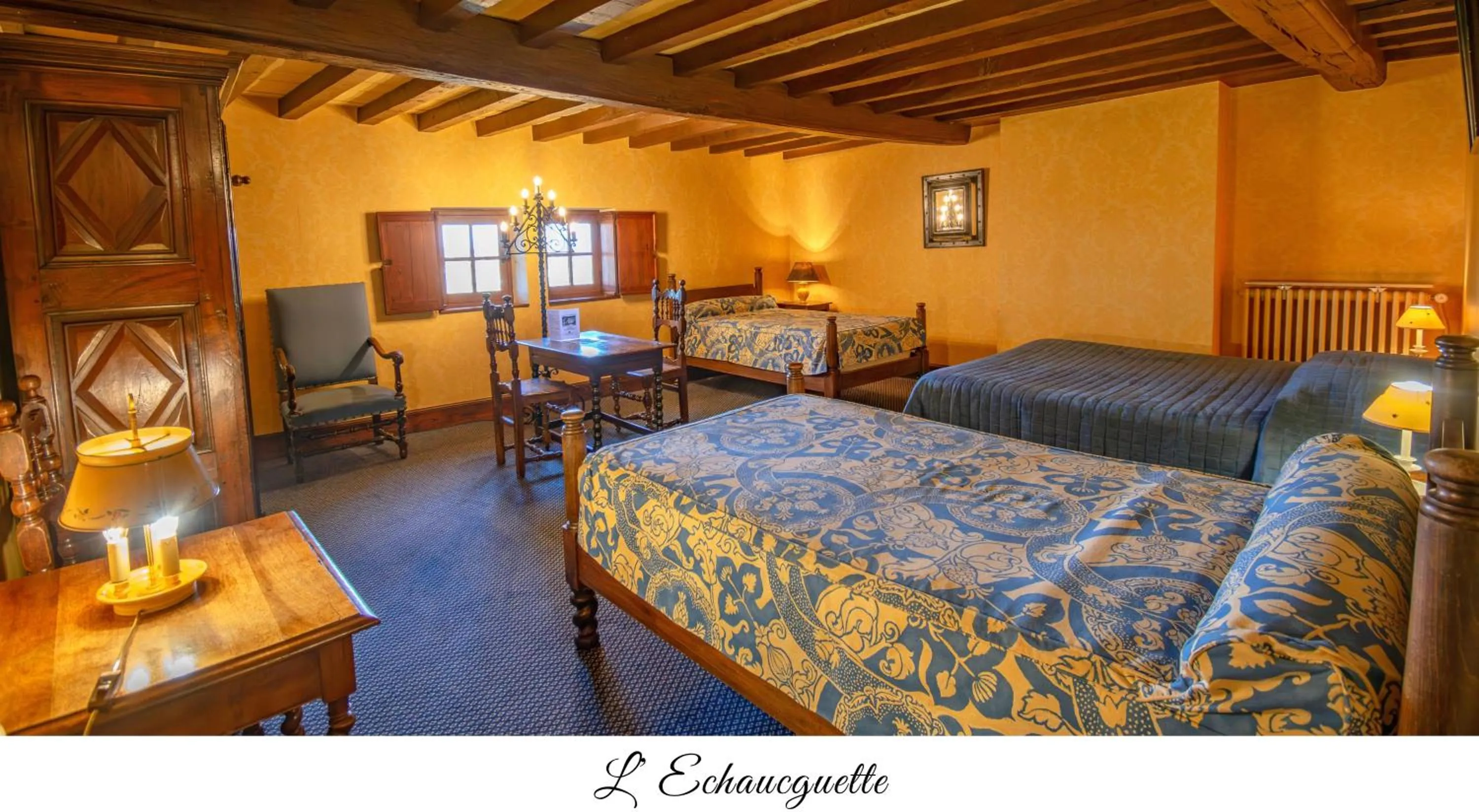 Bed in Hostellerie du Vieux Pérouges