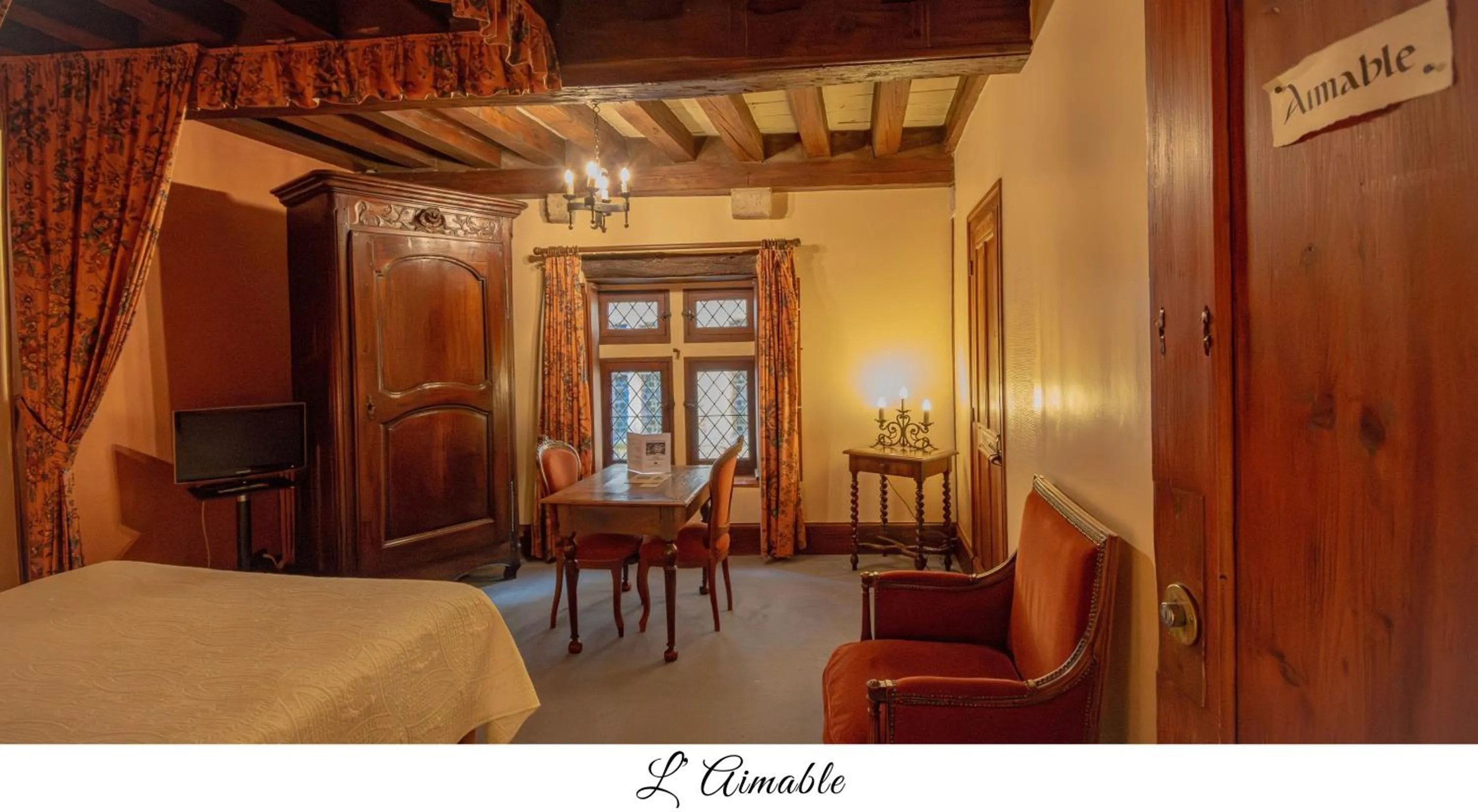 Bed in Hostellerie du Vieux Pérouges