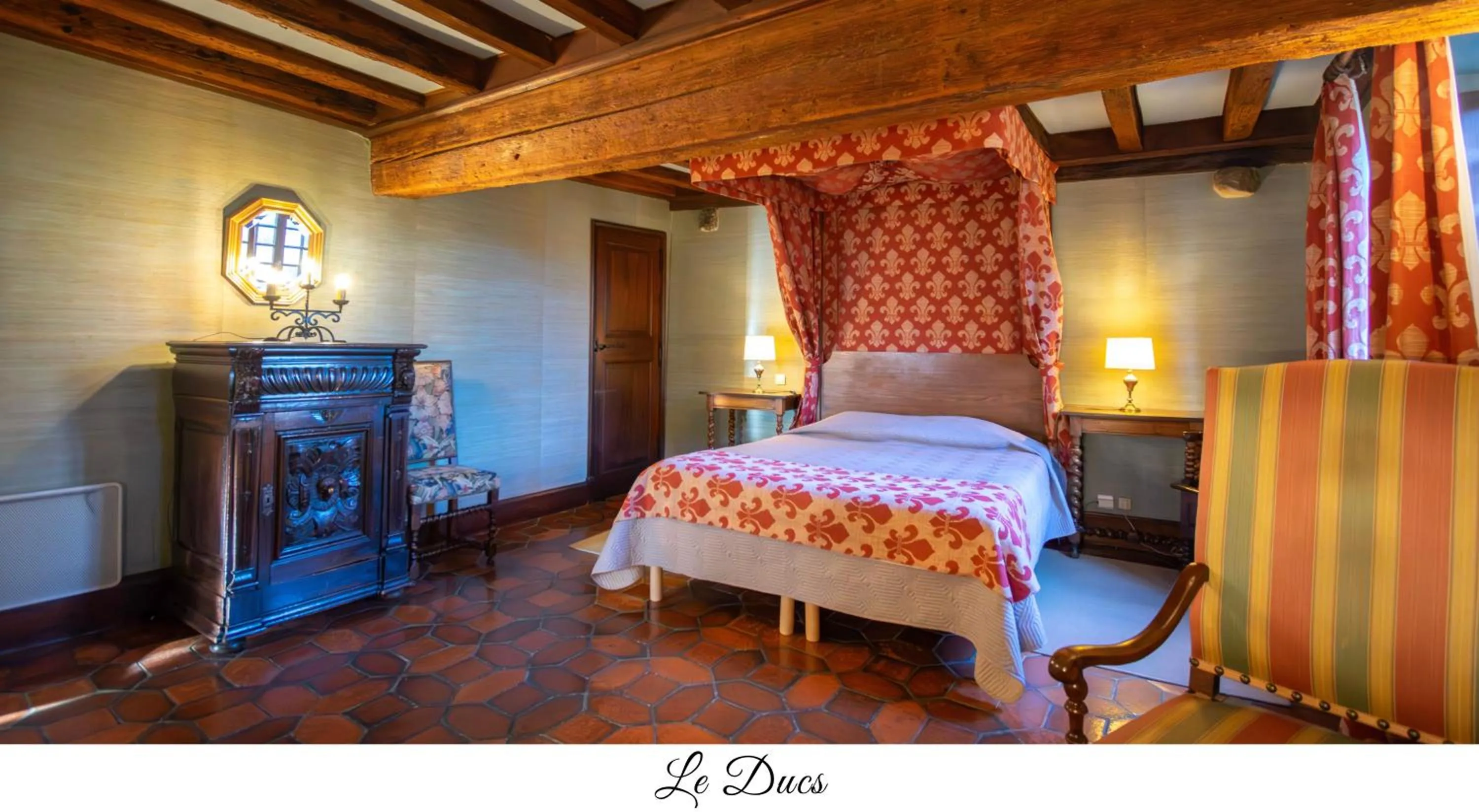 Bed in Hostellerie du Vieux Pérouges